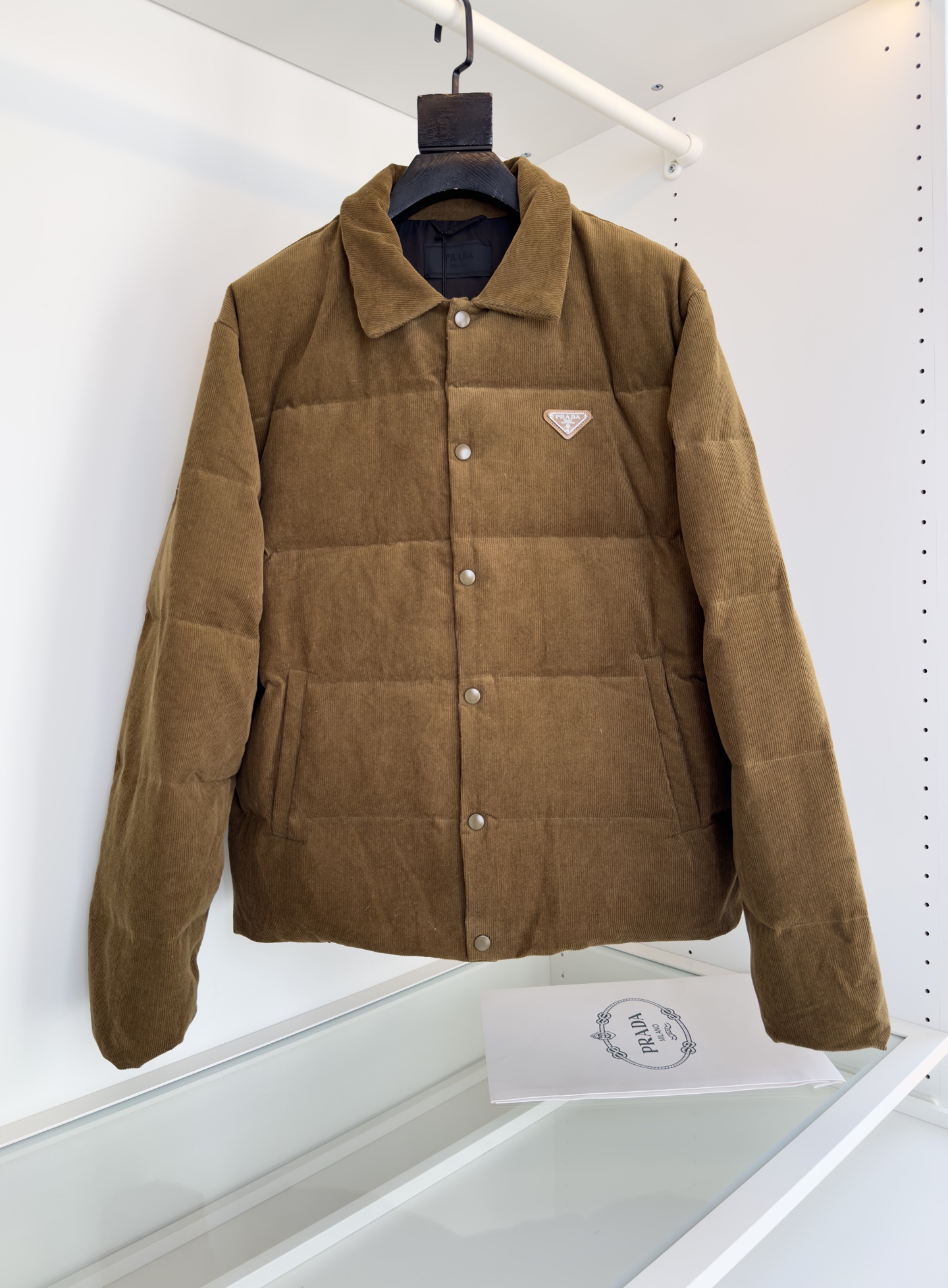 NO:637429,Pr*da 2025 autumn and winter cabinets are on sale!  Corduroy down jacket with fashionable retro accents. Classic lapel style. Triangular logo embellishment on the chest. Pockets on both sides. Fitted tailoring. The fabric is made of custom-woven corduroy material. The surface of the fabric has three-dimensional and warm pit details. It visually has a retro and nostalgic accent. It has a little bit of the 70s feel in it, giving people a lazy and relaxed feeling!  The delicate and smooth fiber lining inside is filled with 90% white goose down. It has sufficient down filling and is free of stems and clumps. It has a full and soft down texture. It rebounds instantly when pressed. It can effectively lock in and gather body temperature, bringing you the warmest and most comfortable wearing experience!  Simple and neat design, you can easily create a fashionable casual look!  Color Black Brown Size S-XL Try on size M 172-148 for a slim fit, Prada-clothing, prada, down jacket, alexander wang19860909Pr*da普*达 2025秋冬 柜在售！ 时尚复古腔调 灯芯绒羽绒服 经典的翻领款式 胸口三角标Logo点缀 两侧插袋 合体的剪裁 面料采用 客供定织灯芯绒材质制作而成,面料表面立体温润的坑条细节,视觉上自带复古怀旧腔调,骨子里混了些许70年代的feel,给人慵懒放松的感觉！内里细腻爽滑的纤维内衬,搭配90白鹅绒填充,充绒量足且无梗不结块,饱满柔软的羽绒质感,按压下去瞬间回弹,着身可以有效的锁温聚温,带来最保暖舒适的着穿体验！简洁利落的设计,可轻松打造时尚大气的休闲造型！ 颜色 黑色 咖色 尺码S-XL 试穿172-148穿M码修身感,普拉达-服装,prada,down jacket,alexander wang,Women's clothing