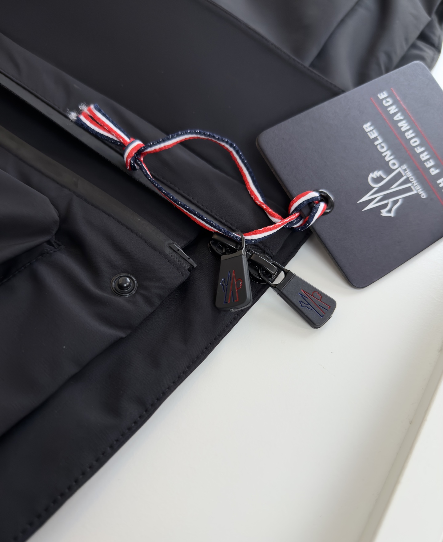 MON*LER蒙*口 2025冬季新品 都市运动系列 连帽羽绒夹克款外套 厚款 多口袋的设计 简洁流畅线