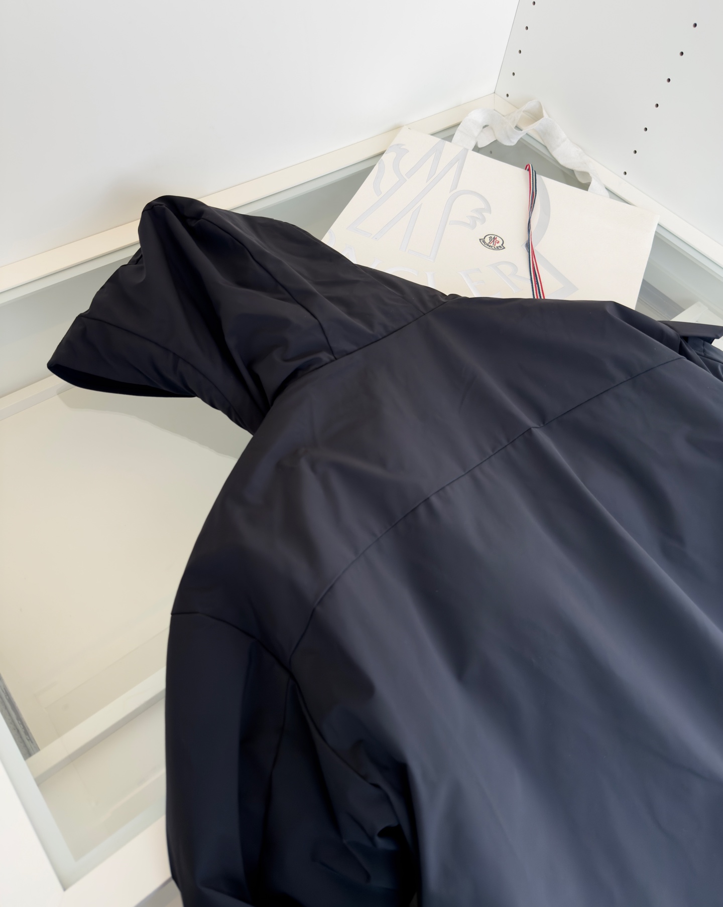 MON*LER蒙*口 2025冬季新品 都市运动系列 连帽羽绒夹克款外套 厚款 多口袋的设计 简洁流畅线