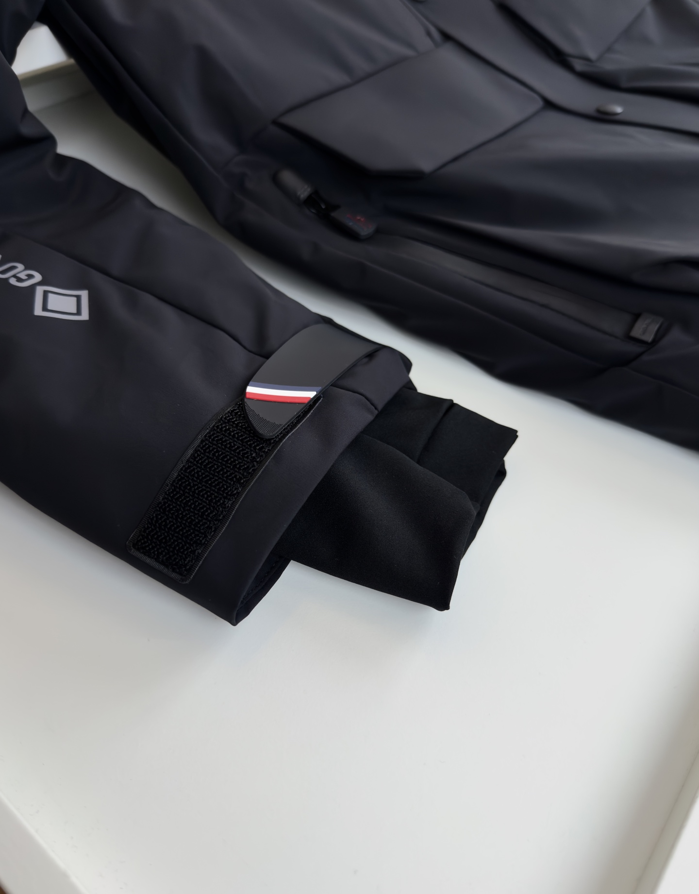 MON*LER蒙*口 2025冬季新品 都市运动系列 连帽羽绒夹克款外套 厚款 多口袋的设计 简洁流畅线