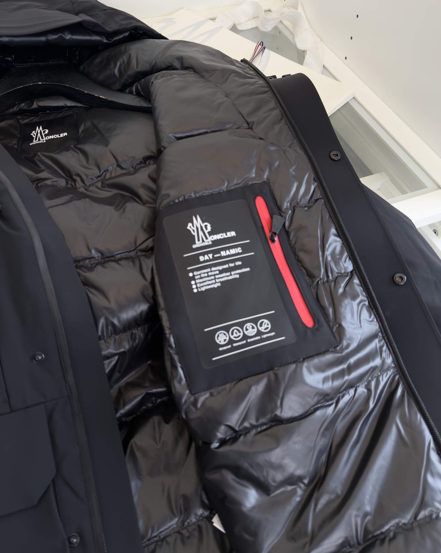 MON*LER蒙*口 2025冬季新品 都市运动系列 连帽羽绒夹克款外套 厚款 多口袋的设计 简洁流畅线