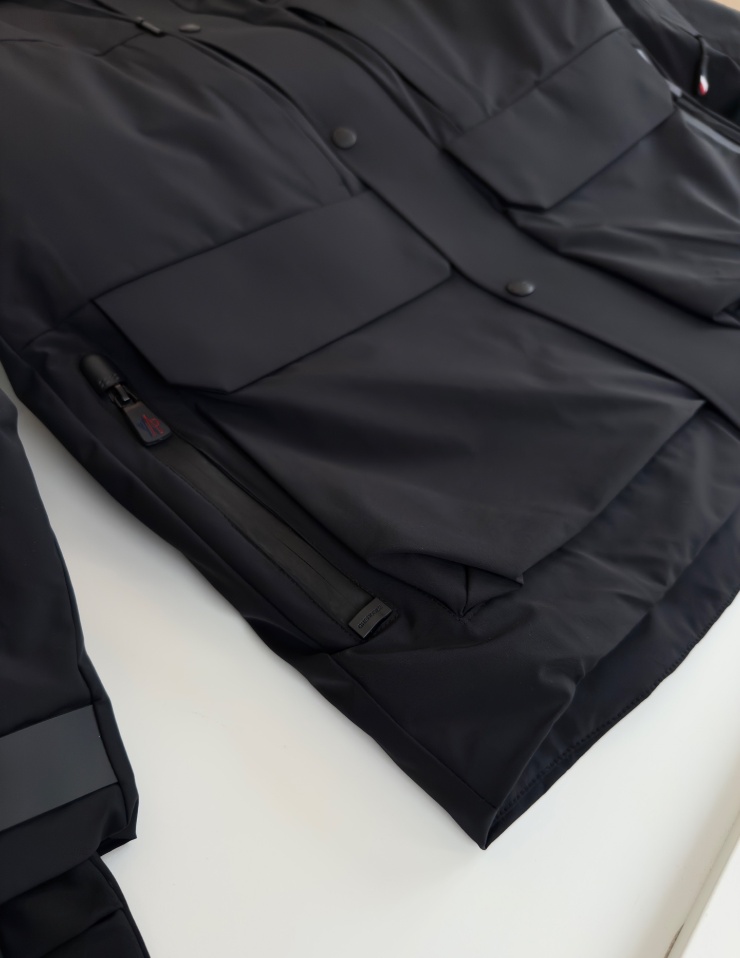 MON*LER蒙*口 2025冬季新品 都市运动系列 连帽羽绒夹克款外套 厚款 多口袋的设计 简洁流畅线