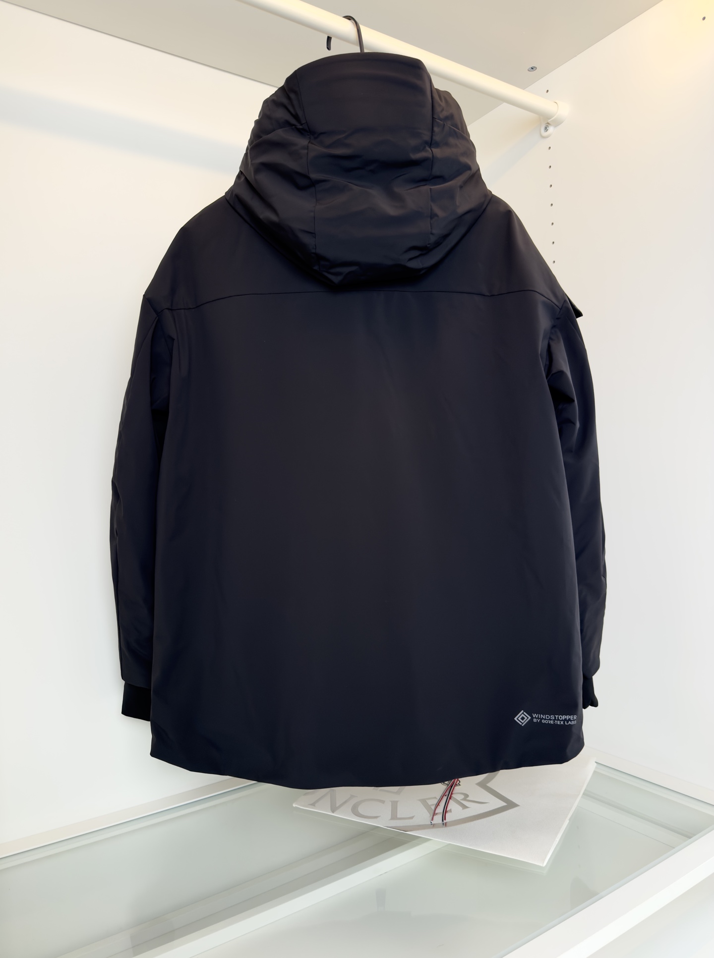 MON*LER蒙*口 2025冬季新品 都市运动系列 连帽羽绒夹克款外套 厚款 多口袋的设计 简洁流畅线