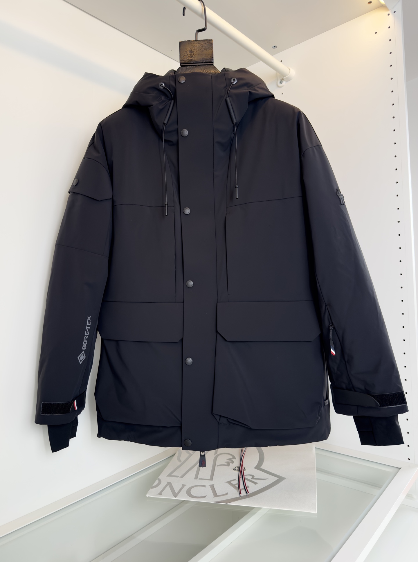 MON*LER蒙*口 2025冬季新品 都市运动系列 连帽羽绒夹克款外套 厚款 多口袋的设计 简洁流畅线