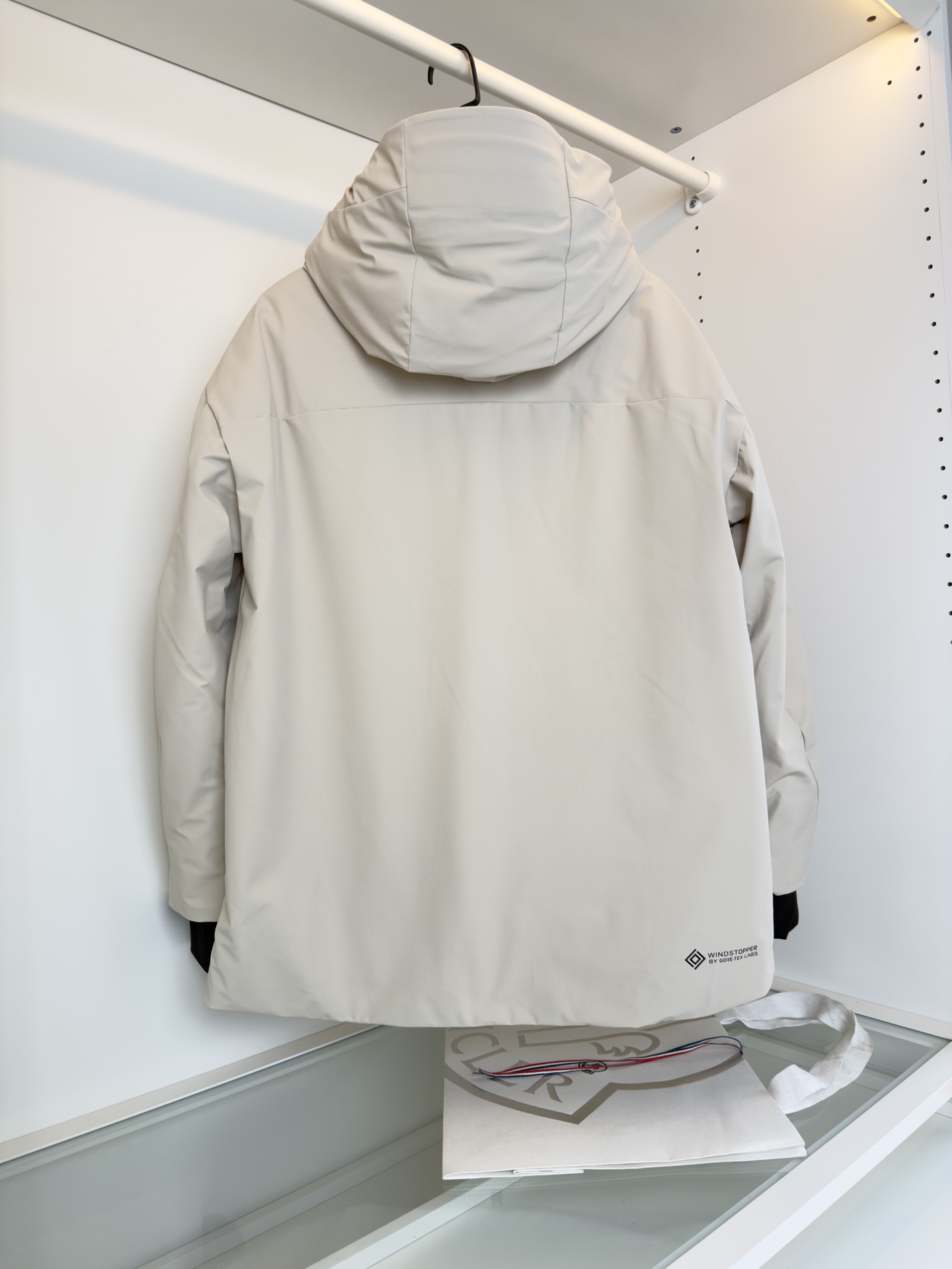 MON*LER蒙*口 2025冬季新品 都市运动系列 连帽羽绒夹克款外套 厚款 多口袋的设计 简洁流畅线