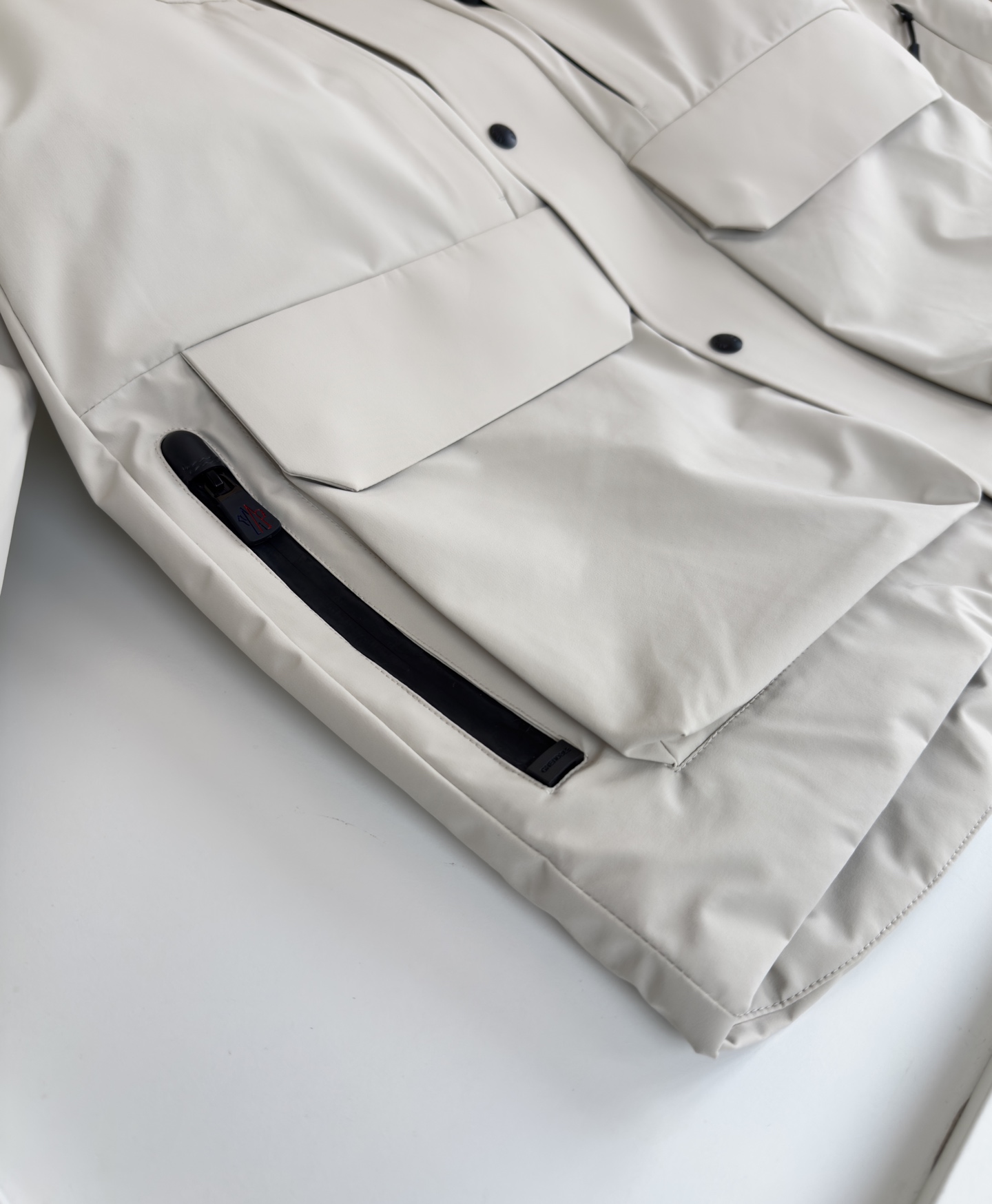 MON*LER蒙*口 2025冬季新品 都市运动系列 连帽羽绒夹克款外套 厚款 多口袋的设计 简洁流畅线