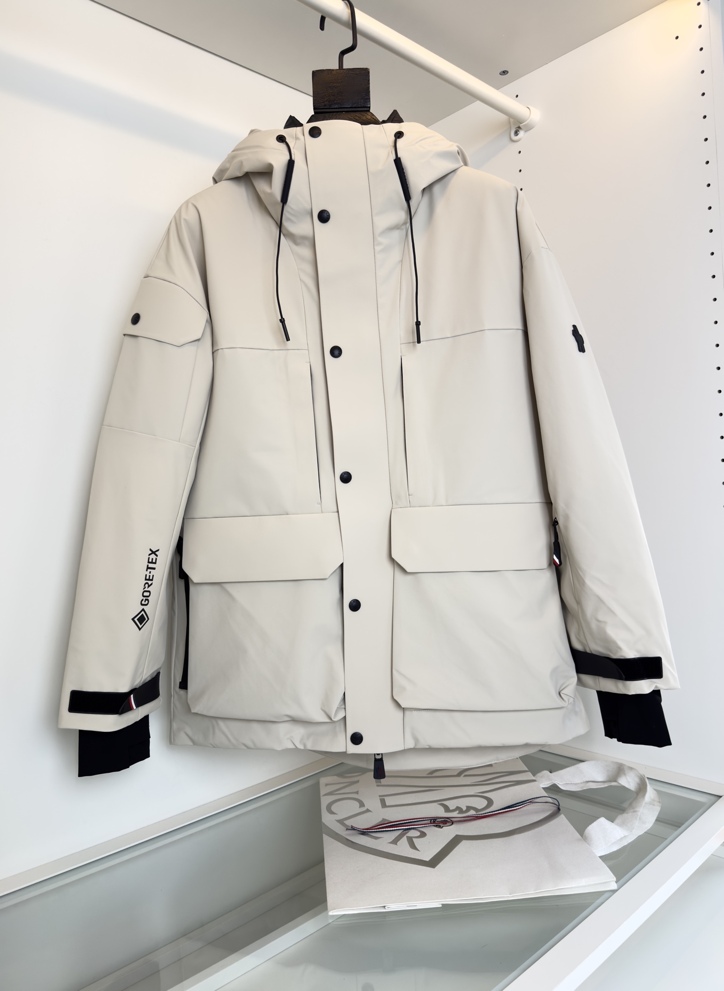 NO:637426,MON*LER 2025 winter new product, urban sports series, hooded down jacket, thick style, multi-pocket design, simple and smooth lines, definitely a tool to attract repeat customers, hooded style, slightly loose version, three-dimensional silhouette, the upper body is super energetic!  Imported multiple composite fiber fabrics, the fabric is smooth and comfortable, not easy to deform, and very easy to take care of!  High-end 90 white duck down is absolutely thick and warm when worn!  The versatile style can be worn with different styles. The pattern and detailed design are commendable. The more you pay attention to the details, the appearance does not need to be shy and exaggerated, but the inside should be plump and sophisticated. High-end lining, all seams are hemmed, high-end fashion production technology, autumn and winter alternate seasons, such a jacket is a regular wear, very practical. Color: black, light khaki, off-white  Sizes 1-5 (M-3XL) try on size 172-148, size 2 fits, Moncler, jackets & coats, jackets & coats, down jacket, hats, alexander wang19860909MON*LER蒙*口 2025冬季新品 都市运动系列 连帽羽绒夹克款外套 厚款 多口袋的设计 简洁流畅线条感,绝对是吸引回头率的利器,连帽款式 略微宽松的版型,立体廓型感,上身超显精神！进口多重复合纤维面料,面料爽滑舒适,不易变形,非常好打理！高端90白鸭绒 穿上去绝对的厚实保暖！百搭款可以穿搭出不同风格的呢,版型以及细节设计都是值得称赞的,越是在细节上做足文章,外貌不需要半点忸怩与浮夸之态,内在确是要丰满、考究.高档里衬,缝口全包边处理,高级时装制作工艺,秋冬交替时节,这样的一件外套属于常备常穿的,实用性很强.颜色 黑色 浅卡色 米白色 尺码1-5（M-3XL）试穿172-148穿2码合适,蒙口-服装,Moncler,jackets & coats,jackets & coats,down jacket,hats,alexander wang,Women's clothing