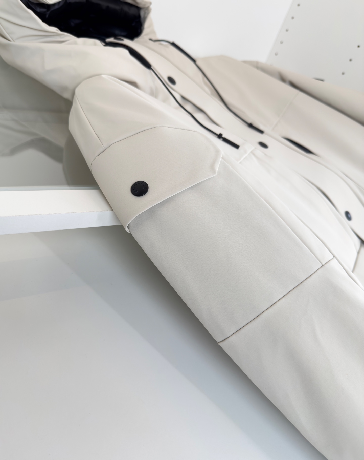 MON*LER蒙*口 2025冬季新品 都市运动系列 连帽羽绒夹克款外套 厚款 多口袋的设计 简洁流畅线