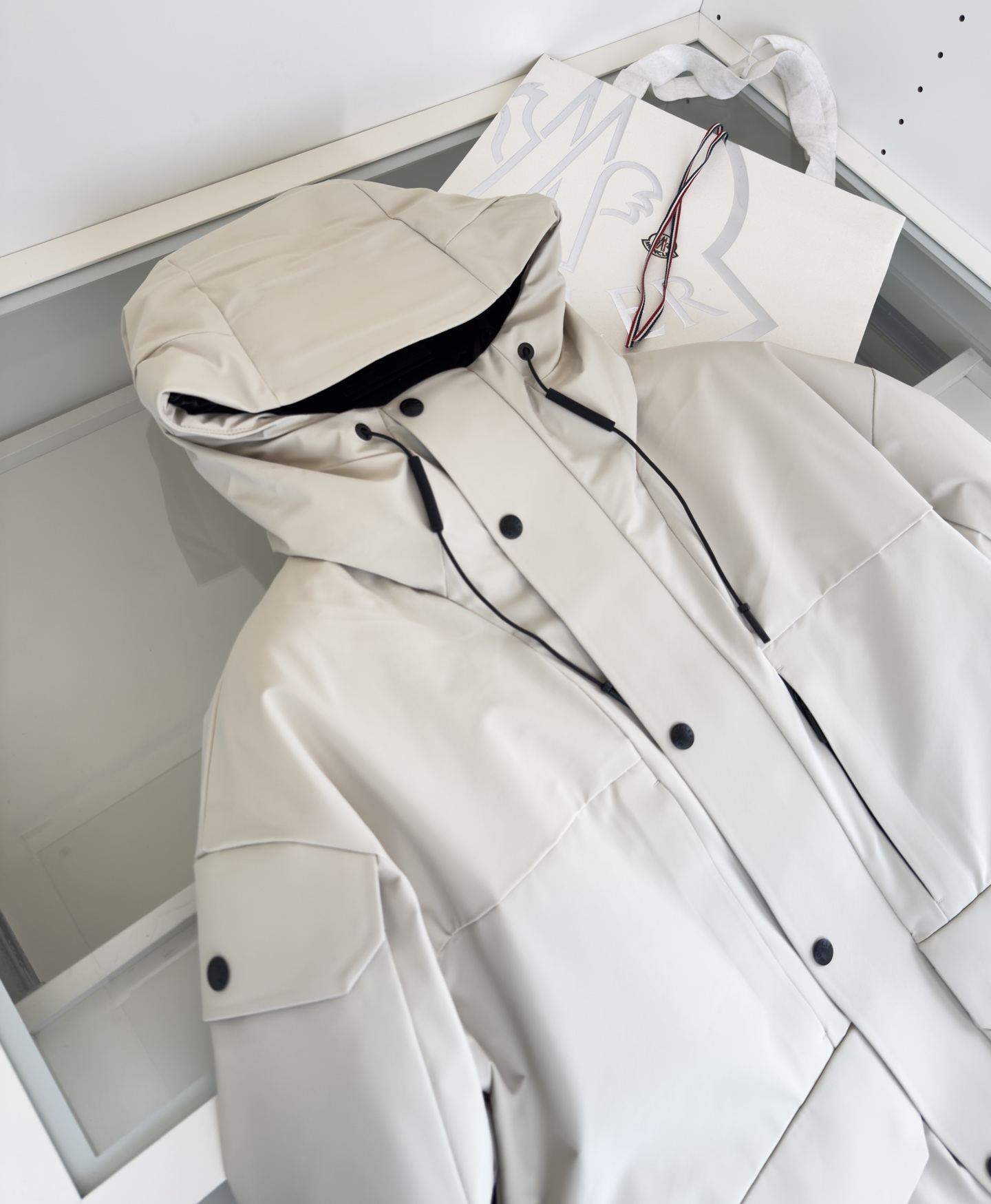 MON*LER蒙*口 2025冬季新品 都市运动系列 连帽羽绒夹克款外套 厚款 多口袋的设计 简洁流畅线