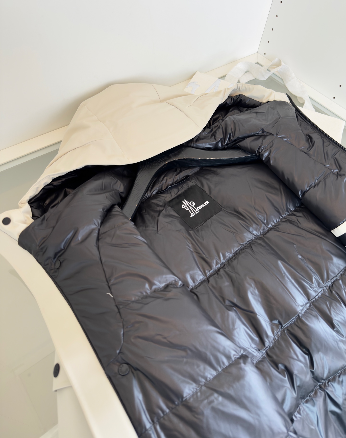 MON*LER蒙*口 2025冬季新品 都市运动系列 连帽羽绒夹克款外套 厚款 多口袋的设计 简洁流畅线