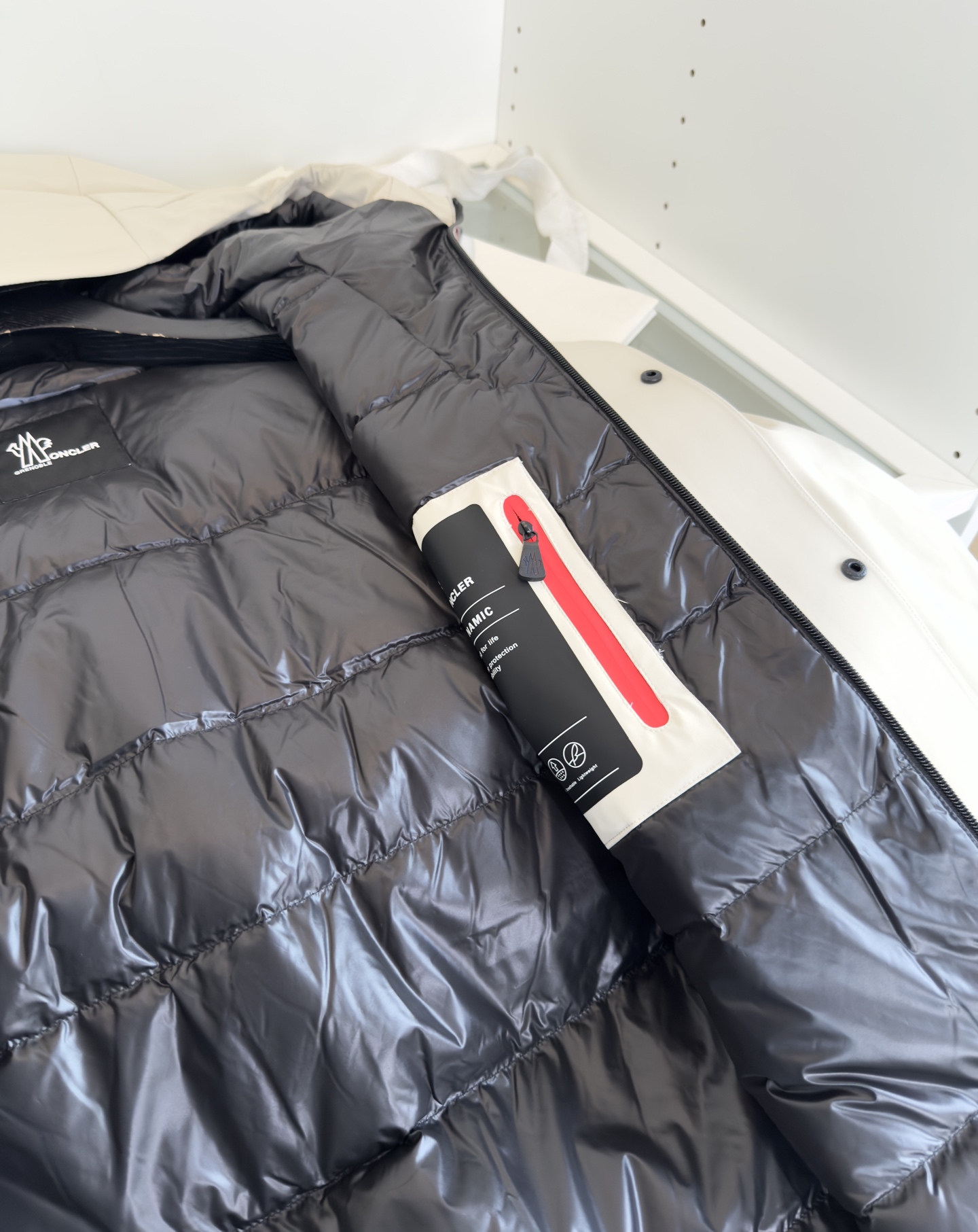 MON*LER蒙*口 2025冬季新品 都市运动系列 连帽羽绒夹克款外套 厚款 多口袋的设计 简洁流畅线