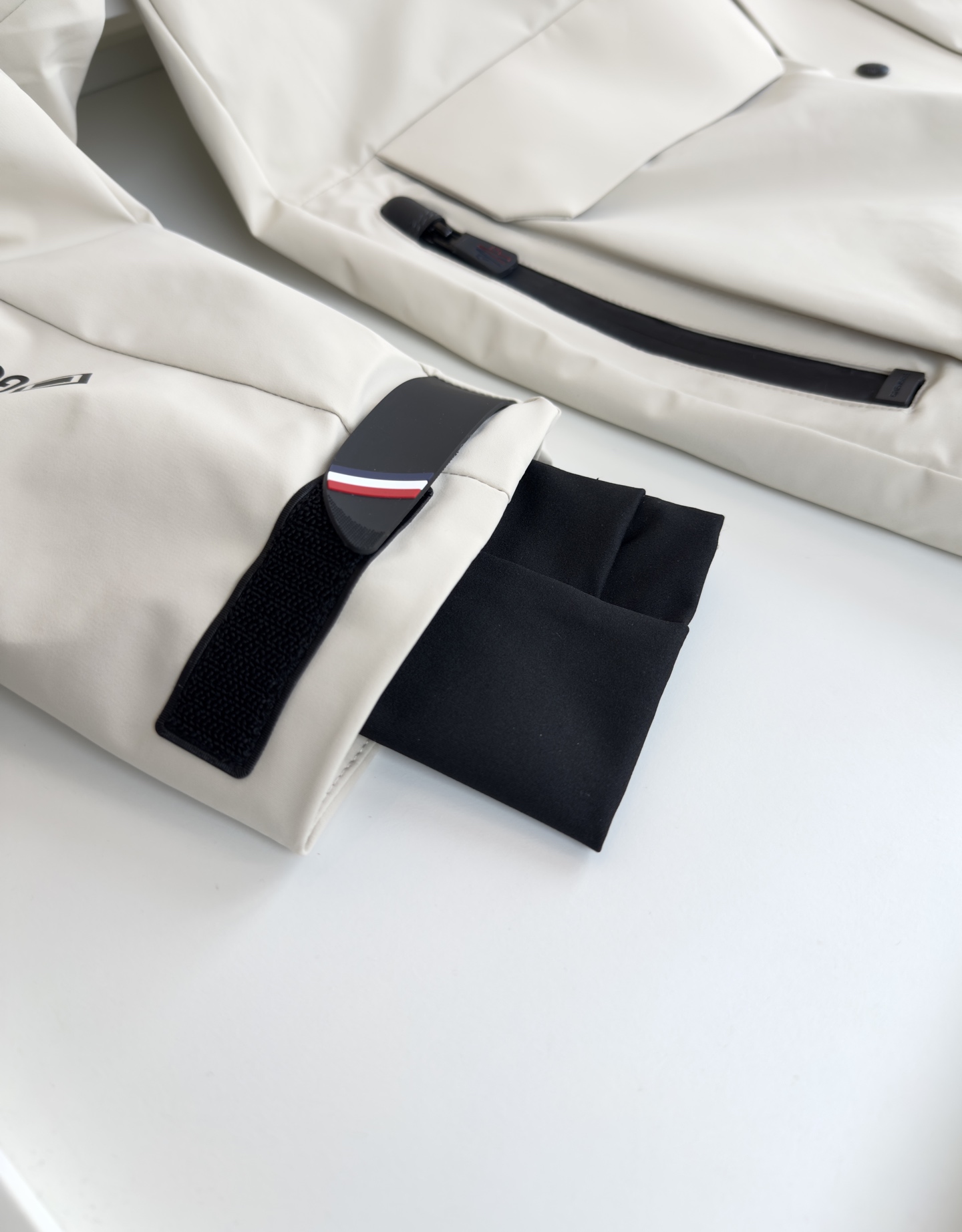 MON*LER蒙*口 2025冬季新品 都市运动系列 连帽羽绒夹克款外套 厚款 多口袋的设计 简洁流畅线