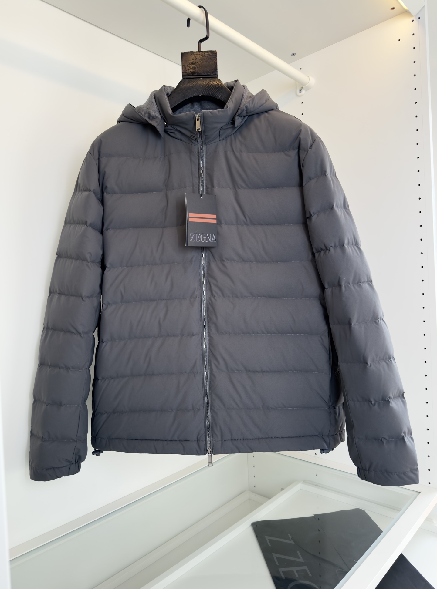 NO:637420,ZE*NA 2025 autumn and winter cabinet is on sale, business casual, warm and comfortable hooded down jacket, classic hooded style, well-fitting tailoring, seemingly simple design, heavy on details and fabrics, cardigan zipper placket, easy to match for outdoor leisure commuting, zipper pockets on both sides, patchwork details at the zipper, well-fitting tailoring, classic style, the fabric is made of blended technical material on the surface, which is easy to care for, mildly waterproof and functional, 9010 white duck down filling inside  Warm and comfortable without feeling bulky. Full product order. Suitable for autumn and winter. Color Black Blue Gray Size S-2XL Try on 172-148 L Suitable, men's clothing, jackets & coats, down jacket, hats, alexander wang19860909ZE*NA杰*亚2025秋冬 柜在售 商务休闲 保暖舒适连帽款羽绒外套 经典连帽款式 合体的剪裁 看似简约设计 重细节与面料 开衫拉链门襟 户外休闲通勤 都能轻松搭配 两侧拉链插袋拉链处 拼皮细节点缀 合体的剪裁 经典款式 面料采用 表层采用混纺科技材质有着易打理 轻度防水的功能性 内里9010白鸭绒填充 保暖舒适,又毫无臃肿感.全品相订单 适合秋冬季节 颜色 黑色 蓝色 灰色码数S-2XL 试穿172-148穿L合适,男装,jackets & coats,down jacket,hats,alexander wang,Women's clothing