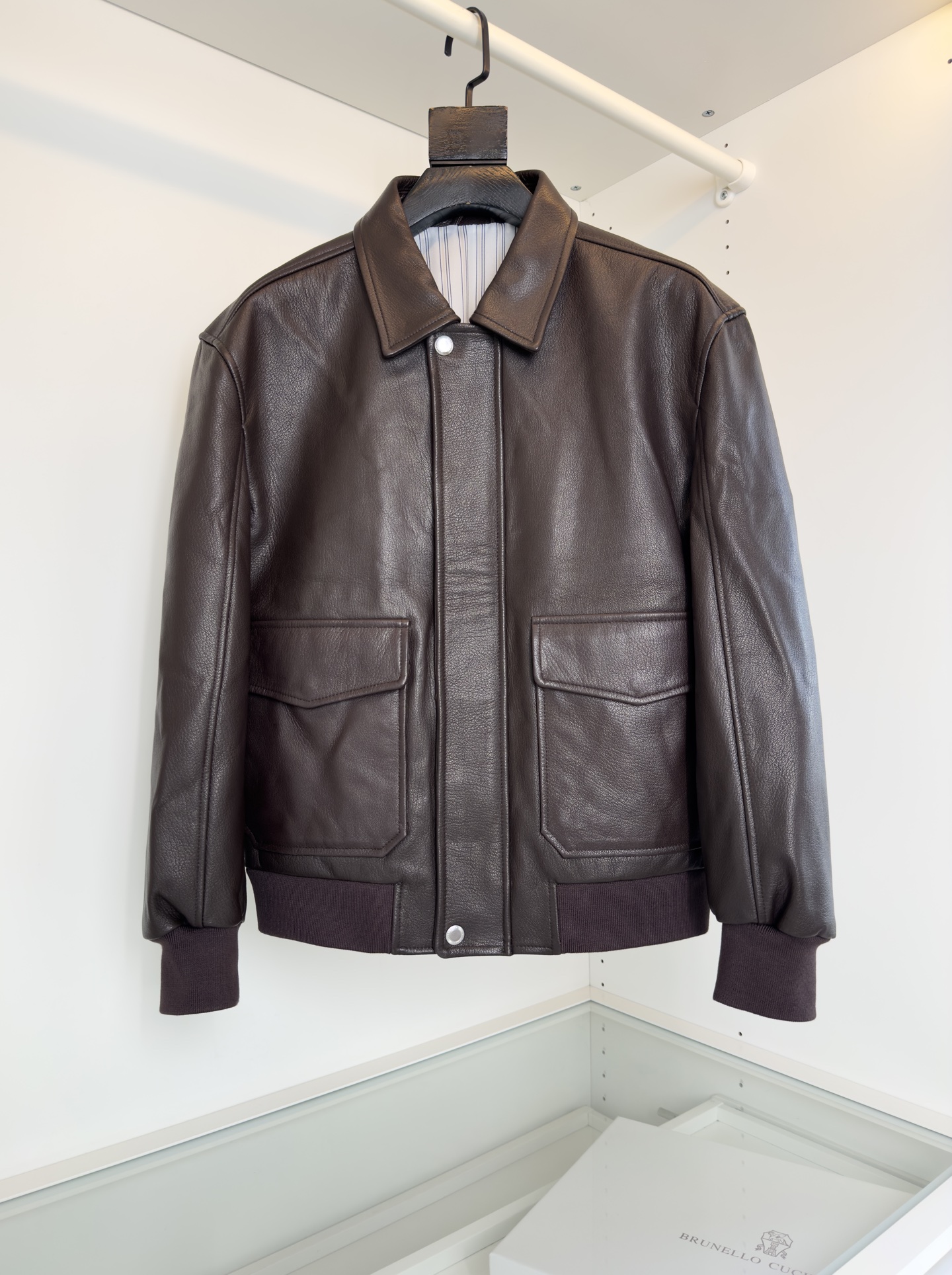 NO:637443,Bru**llo Cuci**lli2025 autumn and winter is recommended by old money and new money!  Lapel leather jacket, classic lapel style, simple, classic, versatile, the casualness of the lapel blends with the coolness of the leather jacket, perfectly adapts to various styles, can be inserted into the flap pocket design, presents a geometric line feel, convenient and elegant, well-fitting tailoring, complete hardware accessories, heavy-weight sheepskin is selected as the fabric, the surface has a texture, due to superior growth conditions, the Q-elastic fleshy feel is a high-grade sheepskin, it has an excellent hand feel, the leather is tight, plump and breathable.  The upper body effect is crisp and stylish. The order is in full condition. Color Picture color Size M-319860909Bru**llo Cuci**lli2025秋冬 老钱新贵推荐！翻领皮衣外套 经典翻领款式 简约 经典 百搭 翻领的休闲 与皮衣酷飒相融合 完美适配各种造型 可插翻盖口袋 设计 呈现几何的线条感 方便大气 合体的剪裁 全品相的五金辅料 面料甄选重磅绵羊皮 表面有肌理感 因生长条件优越 Q弹的肉感是羊皮的高等品 手感极佳 皮质紧细 丰满透气 上身效果挺括有型 全品相的订单 颜色 图片色 码数M-3XL 试穿172-148穿XL码合适,男装,jackets & coats,leather jacket,sheepskin,alexander wang,Women's clothing