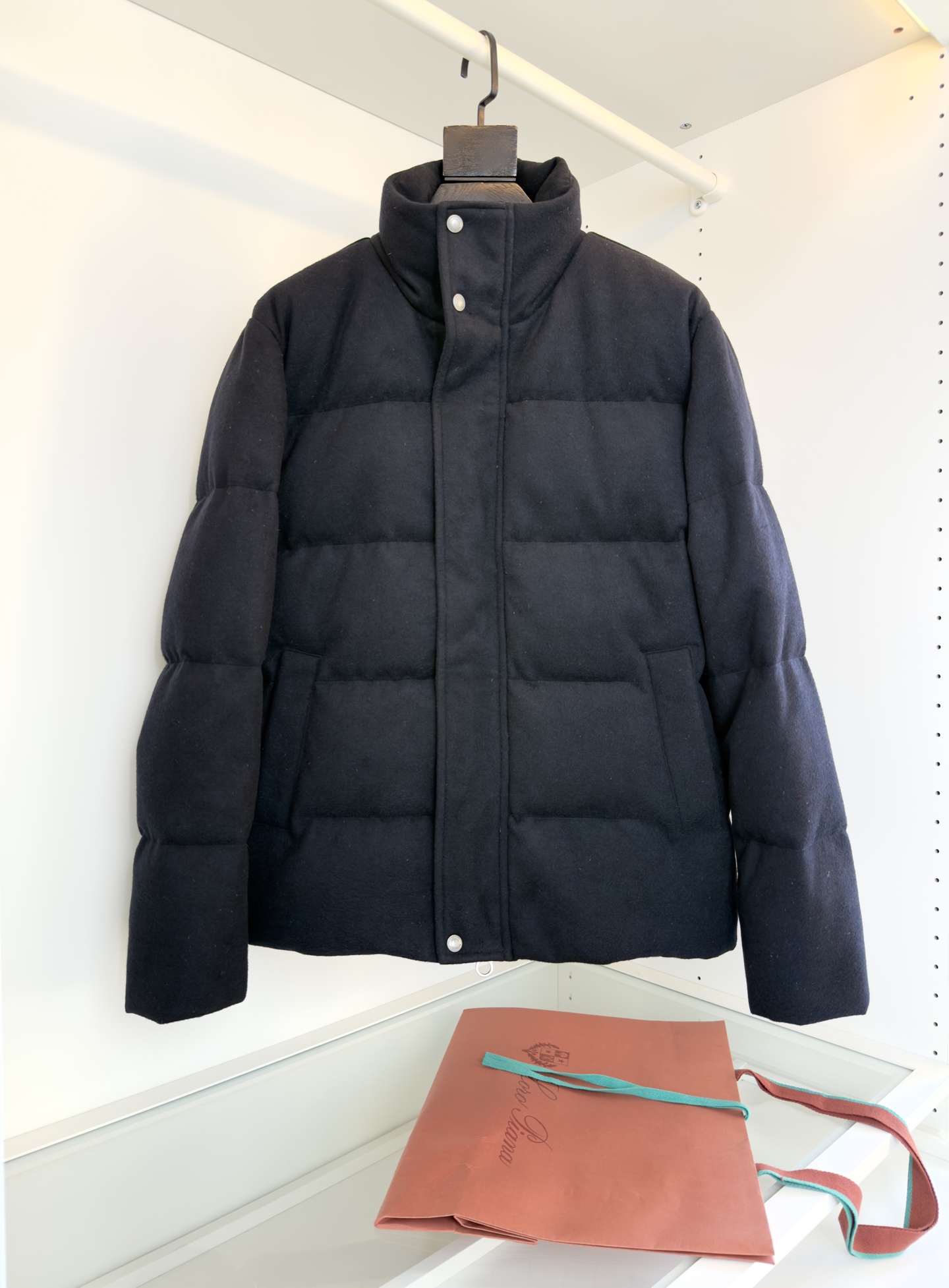 NO:676955,Lo*ro P*na Nuo Pianya 2025 autumn and winter Giulio stand-collar down jacket! Classic style every year, small stand-up collar, pockets on both sides, zipper buttons inside the zipper placket, pockets on both sides, well-fitting tailoring, suitable for different business commuting scenarios. The woolen material on the surface of the fabric highlights the high-end texture. The interior is filled with 9010 white goose down, which is warm and stylish! No pressure on the body, the upper body is as light as nothing and has a good skin-friendly feeling. All hardware accessories are in order. Color: dark blue, off-white, size M-2XL, try on 172-148, suitable for L, women's clothing, jackets & coats, down jacket,19860909Lo*ro Pi*na诺 u翩雅 2025秋冬Giulio立领羽绒外套！年年经典款式 小立领 两侧插袋 拉链纽扣内拉链门襟 两侧插袋 合体的剪裁 商务通勤应用不同场景 面料表层毛呢的材质 凸显高档质感 内裡9010白鹅绒填充 保暖有型 ！不压身,上身轻若无物 又有很好亲肤感 五金配件全品相订单 颜色 深蓝色 米白色 码数M-2XL 试穿172-148穿L合适,女装,jackets & coats,down jacket,,Women's clothing