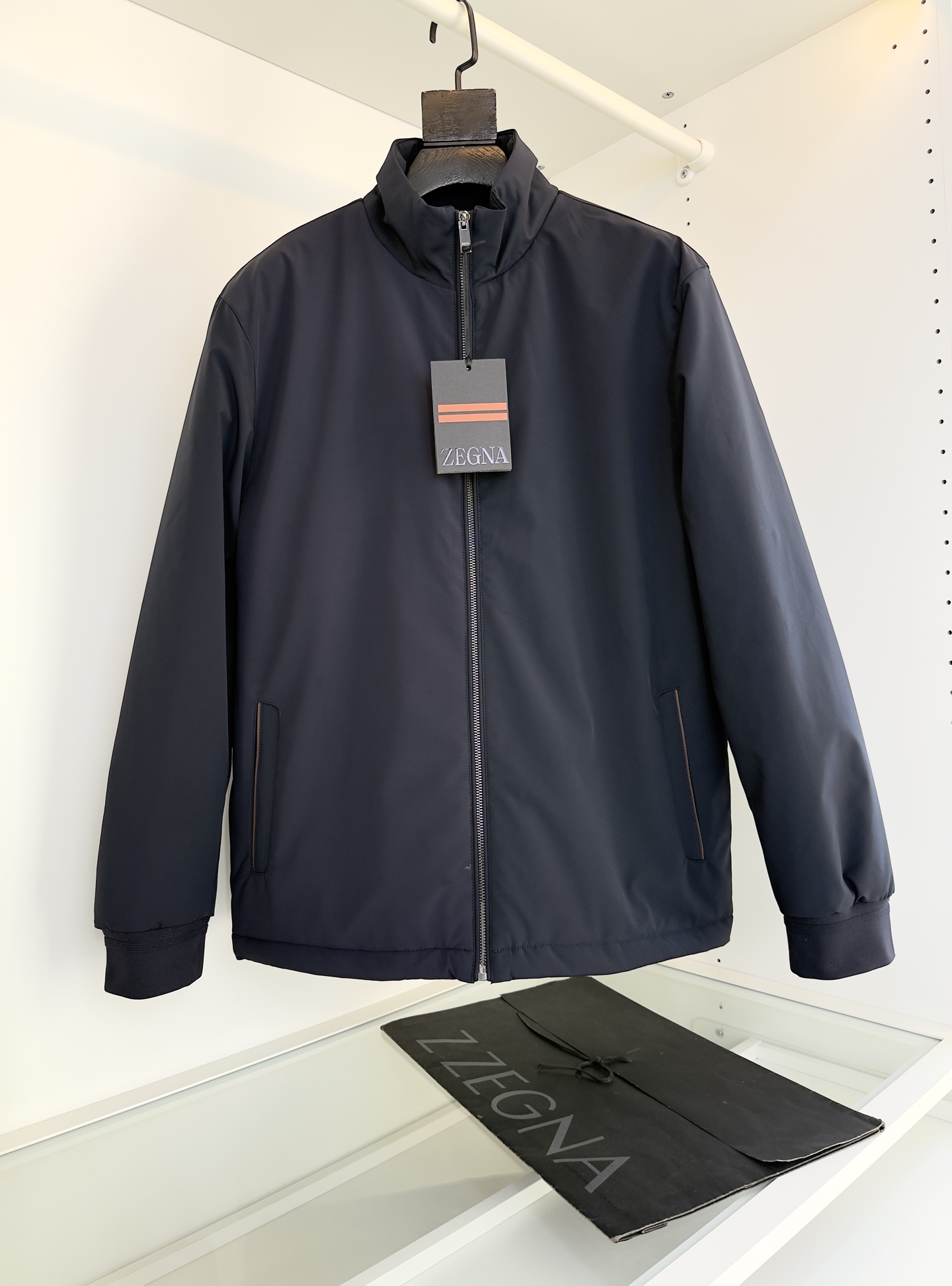 NO:676962,ZE*NA 2025 Autumn and Winter Warm and comfortable classic stand-up collar cotton jacket. Classic stand-up collar style. It is practical for business and commuting. Fitted tailoring. Looks like a simple design. Pays attention to details and fabrics. Fitted tailoring with pockets on both sides of the cardigan zipper fly. Classic style. The fabric is made of blended technical material on the surface, which is easy to care for. Mild waterproof functionality. The inner technical heating cotton is quilted. Warm and comfortable, without feeling bloated. All products are ready for order.  Suitable for autumn and winter. Color: dark blue. Size: S-2XL. Try on 172-148, suitable for L, women's clothing, jackets & coats, jackets & coats,19860909ZE*NA杰*亚2025秋冬 保暖舒适经典立领款夹克棉服外套 经典立领款式 商务通勤都很实穿的一款 合体的剪裁 看似简约设计 重细节与面料 开衫拉链门襟两侧插袋合体的剪裁 经典款式 面料采用 表层采用混纺科技材质有着易打理 轻度防水的功能性 内里科技发热棉的夹棉 保暖舒适,又毫无臃肿感.全品相订单 适合秋冬季节 颜色 深蓝色 码数S-2XL 试穿172-148穿L合适,女装,jackets & coats,jackets & coats,,Women's clothing