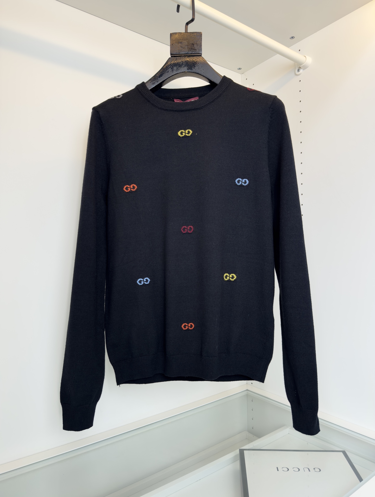 NO:677018,GUC*I Gucci classic double G classic round neck knitted sweater. The classic double G design is presented with intarsia woolen weaving technology. The fitted version makes the overall upper body more youthful and fashionable. The fabric is made of wool and has moderate thickness. The upper body is comfortable and warm. It is a classic and versatile one. Color: black gray. Size: M-2XL. Try on 172-148 for L. Suitable for L, Gucci - Clothing, gucci, gucci,19860909GUC*I 古琦 经典款双G经典款圆领针织羊毛衫.经典双G的设计 以嵌花的毛织工艺来呈现,合体的版型,整体上身更加的年轻时尚,面料采用羊毛材质,厚度适中 上身舒适保暖,经典百搭的一款,颜色 黑色 灰色 码数M-2XL 试穿172-148穿L合适,古驰-服装,gucci,gucci,,Women's clothing