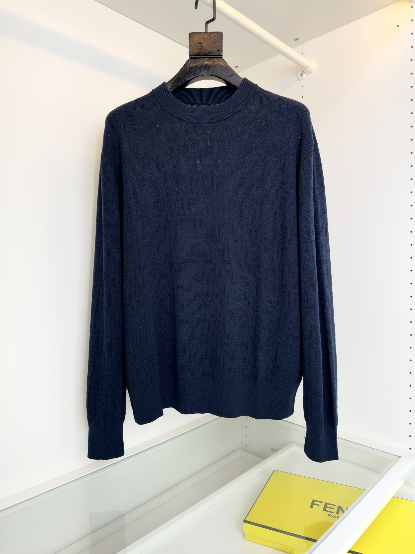 NO:677015,FD Fen*di is a classic every year, FF presbyopic design, slightly wide knitted round neck long-sleeved sweater, double F presbyopic design, very recognizable, good-looking, classic, timeless, slightly loose tailoring, the yarn is made of long-staple cotton, the front and rear panels are woven with FF jacquard texture, fashionable and bright, color, white, blue, size M-3XL, try on 172-148, L size is suitable, Fendi - clothing, fendi,19860909FD芬*迪 年年经典 FF老花设计 微阔型针织圆领长袖针织衫 双F老花的设计 很有辨识度 好看 经典 永不过时 略微宽松的剪裁 纱线采用长绒棉材质 前后幅 FF提花纹理织造 时尚而有亮点 颜色 白色 蓝色 码数M-3XL 试穿172-148穿L码合适,芬迪-服装,fendi,,Women's clothing