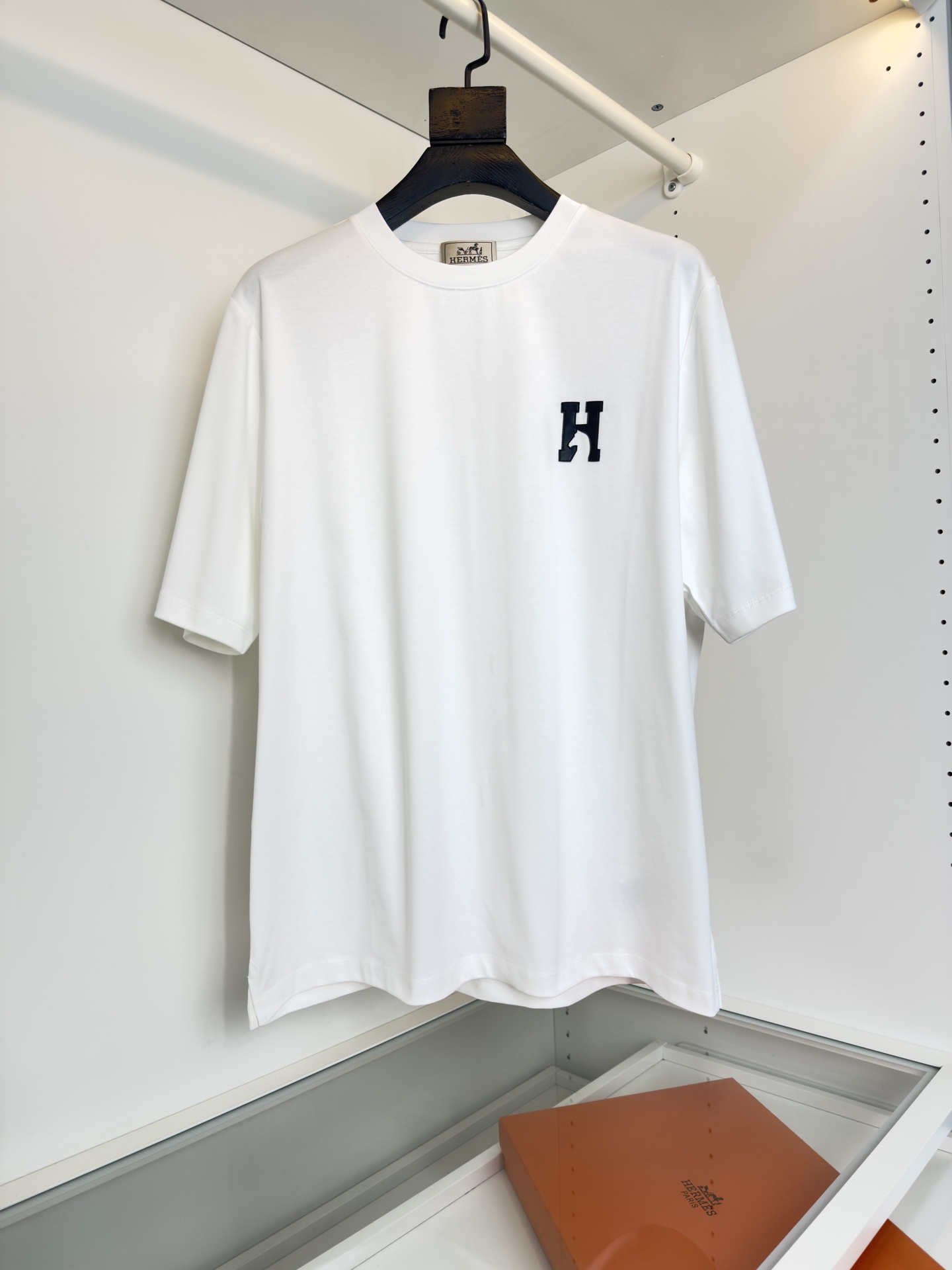 NO:676986,He*mès 2026 spring and summer, cabinets are on sale!  H Cheval leather embroidered round neck short-sleeved T-shirt is a classic every year. The embellishment embroidery of the logo H is presented using leather embroidery technology. It is simple but has detailed highlights. The micro-wide tailoring of H family is not as wide as the fashion brand. It is slightly loose and the business casual size is just right. The neckline slightly fits the neck and the upper body is fashionable and textured. The quality is single. Before cutting, the fabric is strictly washed according to the standard of 5 times before dyeing to control the shrinkage rate.  Within 2, the slightly loose tailoring meets the simple needs of commuters for dressing. The upper body effect is very good, slimming, and not picky about the figure. The fabric is made of high-count mercerized cotton!  The surface is shiny, the upper body is comfortable and smooth, and the workmanship of the fabric is impeccable. Only good craftsmanship and good fabrics can make you wear a good taste. Color: black, white, size M-319860909爱 *仕(He*mès) 2026春夏,柜在售！ H Cheval 皮革刺绣圆领短袖T恤 年年经典 标志H的点缀刺绣 采用皮绣工艺来呈现 简洁但很有细节亮点 H家的微阔剪裁 不像潮牌那么的宽大 略微的宽松 商务休闲尺度刚刚好 领口微微贴合颈部 上身时尚而有质感 品质单,面料在裁剪前,严格按照染 色前5次洗水的标准 , 将缩水率控制在 2之内,略宽松的剪裁,满足通勤人们对于着装的简约需求,上身效果很 好, 显瘦,不挑剔 身材.面料采用高支丝光棉！表面富有光泽,上身舒适顺滑,面料做工.... 无可 挑剔, 好工艺好面料才能穿出好品味一款,颜色 黑色 色 白色 码数M-3XL 试穿172-148穿L码合适,爱马仕-服装,hermes,T-shirt,tees，t-shirt,,Women's clothing