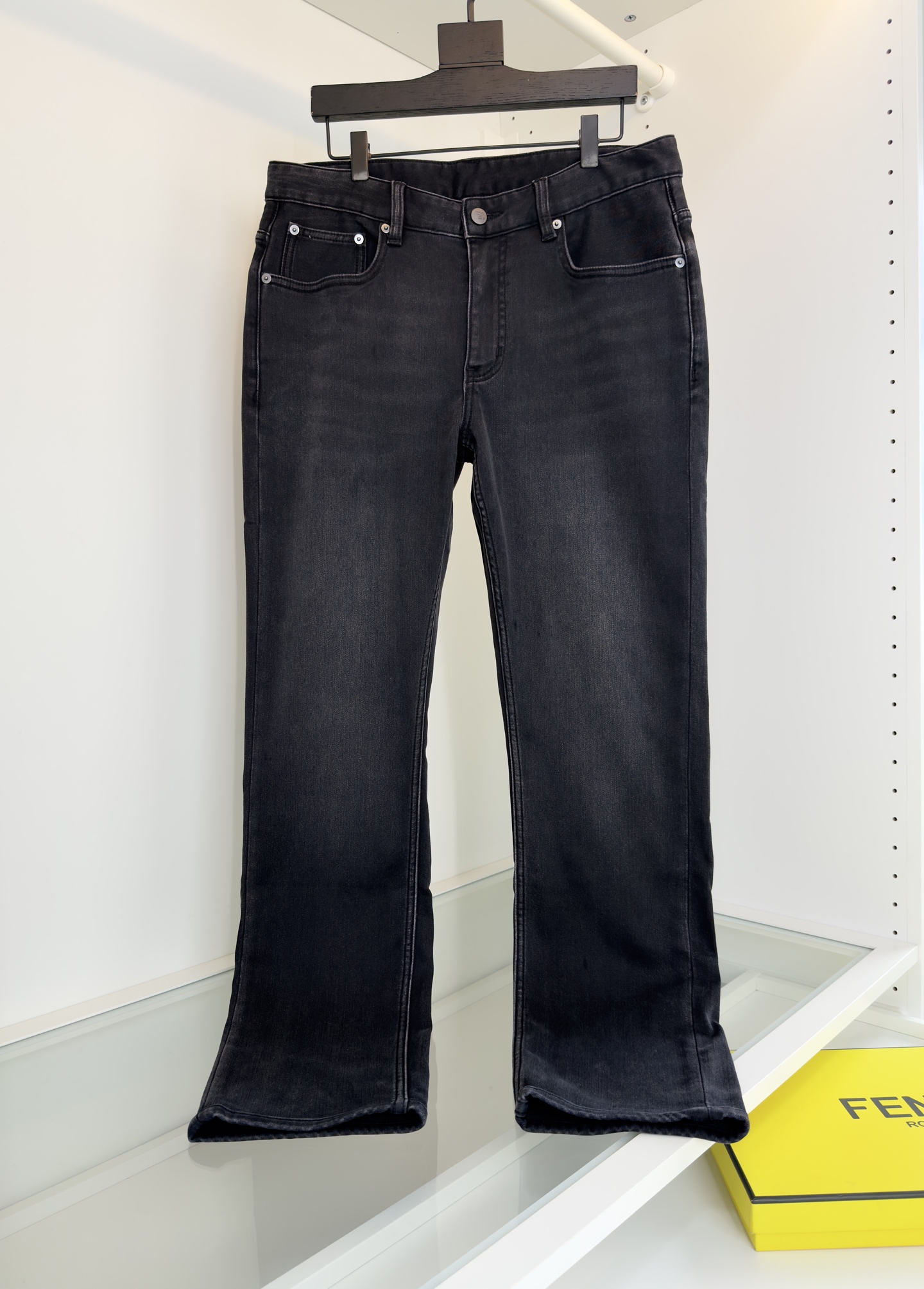 NO:676982,FD Fen*di 2025 autumn and winter black and gray!  Small straight fit, versatile and practical. Men's classic jeans. If you like their jeans, they are highly recommended. One of the new high-street brands in Europe and the United States, the denim series has a classic and versatile design, which is just right for daily wear without being too unruly. Natural and environmentally friendly washing. Retro gray, comfortable and stylish at the same time. The small straight slim fit has a very stylish upper body. The fabric is made of customer-supplied denim, comfortable and stylish, black gray 30-38  There are 35 trying on 172-148 waist size 2 feet 5, suitable for size 32, Fendi-clothing, fendi, jeans,19860909FD芬*迪 2025秋冬 黑灰色系！小直筒版型 百搭实穿 男士经典款牛仔裤 ,喜欢他家的强烈推荐 欧美的高街品牌中异军突起的一枚,丹宁系列 经典百搭设计,日常穿着味道正好,又不至于太张狂不羁.天然环保的水洗 复古灰色的,舒适有型 同时又有时尚感,小直筒修身的版型 上身很腔调 面料采用客供牛仔料 舒适 有型 黑灰色 30-38 有35 试穿172-148腰围2尺5穿32码合适,芬迪-服装,fendi,jeans,,Women's clothing
