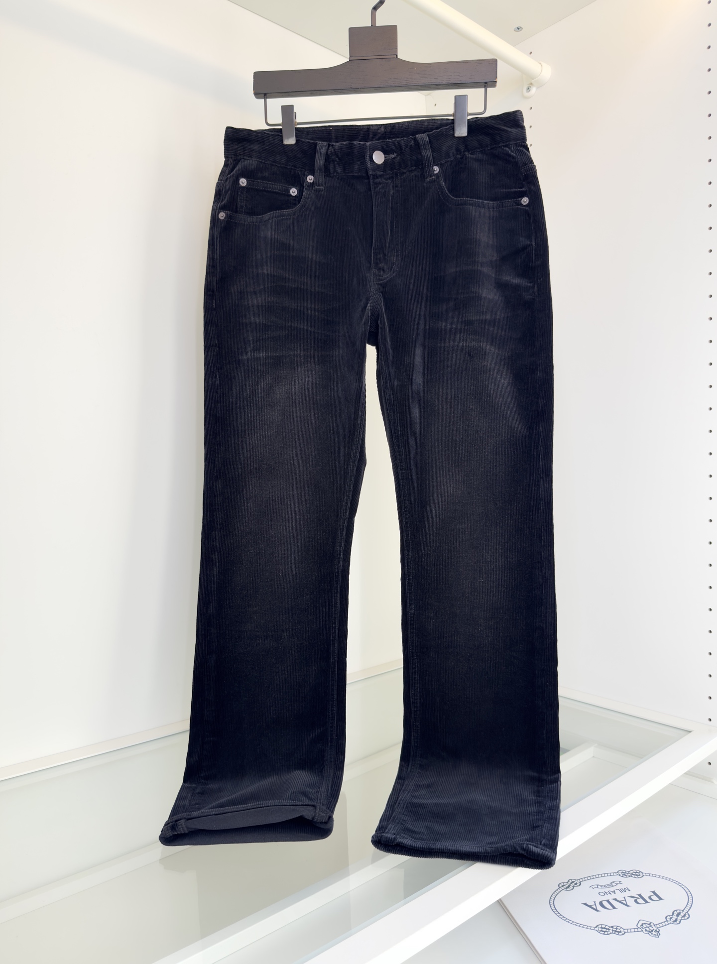 NO:676975,Pr*da 2025 autumn and winter corduroy casual pants, classic style, metal triangle logo on the back pocket combined with retro leather brand embellishment!  The upper body has a retro feel. Fitted tailoring. Classic five-pocket style. Timeless. All hardware details are embellished with YKK zippers and logo letter buttons. Every detail is highlighted. The fabric is made of imported corduroy fabrics supplied by customers. The trousers are washed and whitened to create a unique retro charm and demonstrate a strong style fashion style!  The fabric feels soft and skin-friendly, has good breathability and warmth, and the upper body is crisp and stylish. Retro fashion color. Navy blue. Size 30-38. 35. Try on 172-148 and wear 32. Suitable. Prada - clothing, prada,19860909Pr*da普*达 2025秋冬 灯芯绒休闲裤,经典款 后兜金属三角标结合复古皮牌点缀！上身很有复古腔调感 合体的剪裁 经典五袋款式 永不过时 全品相五金细节点缀 YKK拉链 标志字母纽扣 每一处细节 凸显细节亮点 面料甄选客供进口灯芯绒面料制成,成裤通过水洗磨白营造独特复古韵味,演绎浓郁的格调型时尚风范！面料触感柔软亲肤,具有良好的透气性和保暖性,上身挺括有型 复古时尚 颜色 藏青色 码数30-38 有35 试穿172-148穿32合适,普拉达-服装,prada,,Women's clothing