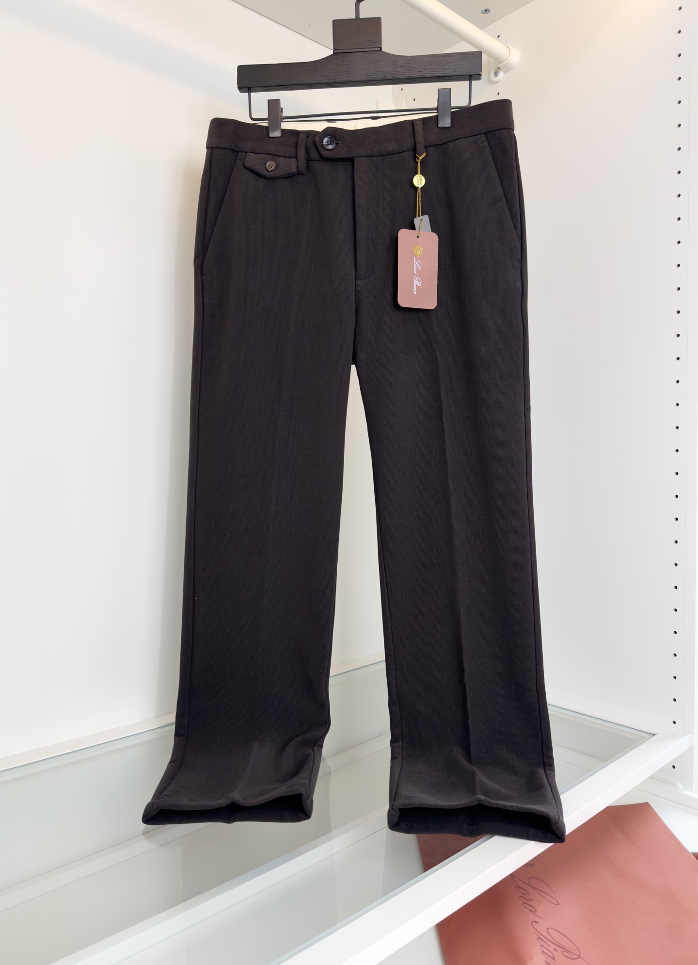 NO:676966,Lo*ro P*nanuo u Pian Ya is recommended by old money and new money, and recommended by quality control!  Random comparison in shopping malls. Produced by first-line OEM. Thick autumn and winter style. High quality. Custom-woven composite fine-grained casual commuting pants. Great sense of occasion and Italian relaxation. Sword waistband. Visually extends the waist and abdomen lines. Diagonal pockets. Small pocket embellishment. Very retro feel. Can be easily matched with relaxed Zen style for daily casual commuting. Shows Italian high-end charm. YKK zipper imported from Japan. The fabric is made from thickened compound fine-grained corduroy fabric supplied by first-line brands. Visually, natural lines flow.  The unevenness of the texture shows a sense of light and dark layers. The texture is composed of 94 polyester fibers and 6 spandex (the material is also divided into high-soled materials. This raw material uses high-purity native slices, high-quality recycled rPED, molecular regularity, and ultra-fine denier spinning), so the finished product is soft and tough, matte and natural, and has good drape. His design does not have a pile of LOGOs, but the seemingly simple design can give people a look of noble quality. Color: black, dark brown color code number 30-38, 35  Try on 172-148 waist, 2 feet 5, 32 is suitable, women's clothing,19860909Lo*ro Pi*na诺 u翩雅 老钱新贵推荐 品质控推荐！商场随意对比 一线代工出品 秋冬厚款 高品质 客供订织复合细纹休闲通勤休闲裤 很有场合感与意式松弛感 宝剑腰头 视觉上延伸腰腹线条 斜插口袋 小口袋点缀 很有复古感 日常休闲通勤都能轻松搭配松弛的禅意 展现意式高级魅力 日本进口YKK拉链 面料采用 一线品牌客供料复合细纹灯芯绒加厚面料 视觉上自然线条流动 肌理的凹凸呈现明暗层次感 纹理质感 成分94聚酯纤维 6氨纶（材质也分高底 这款原料采用 高纯度原生切片 优质再生rPED 分子规整 超细旦纺丝）所以成品 柔软有韧 哑光自然 垂感好 他家的设计 没有LOGO的堆砌 但看似简约的设计 却能给人一眼贵品质感颜色 黑色 深咖色码数30-38 有35 试穿172-148腰围2尺5穿32合适,女装,,Women's clothing