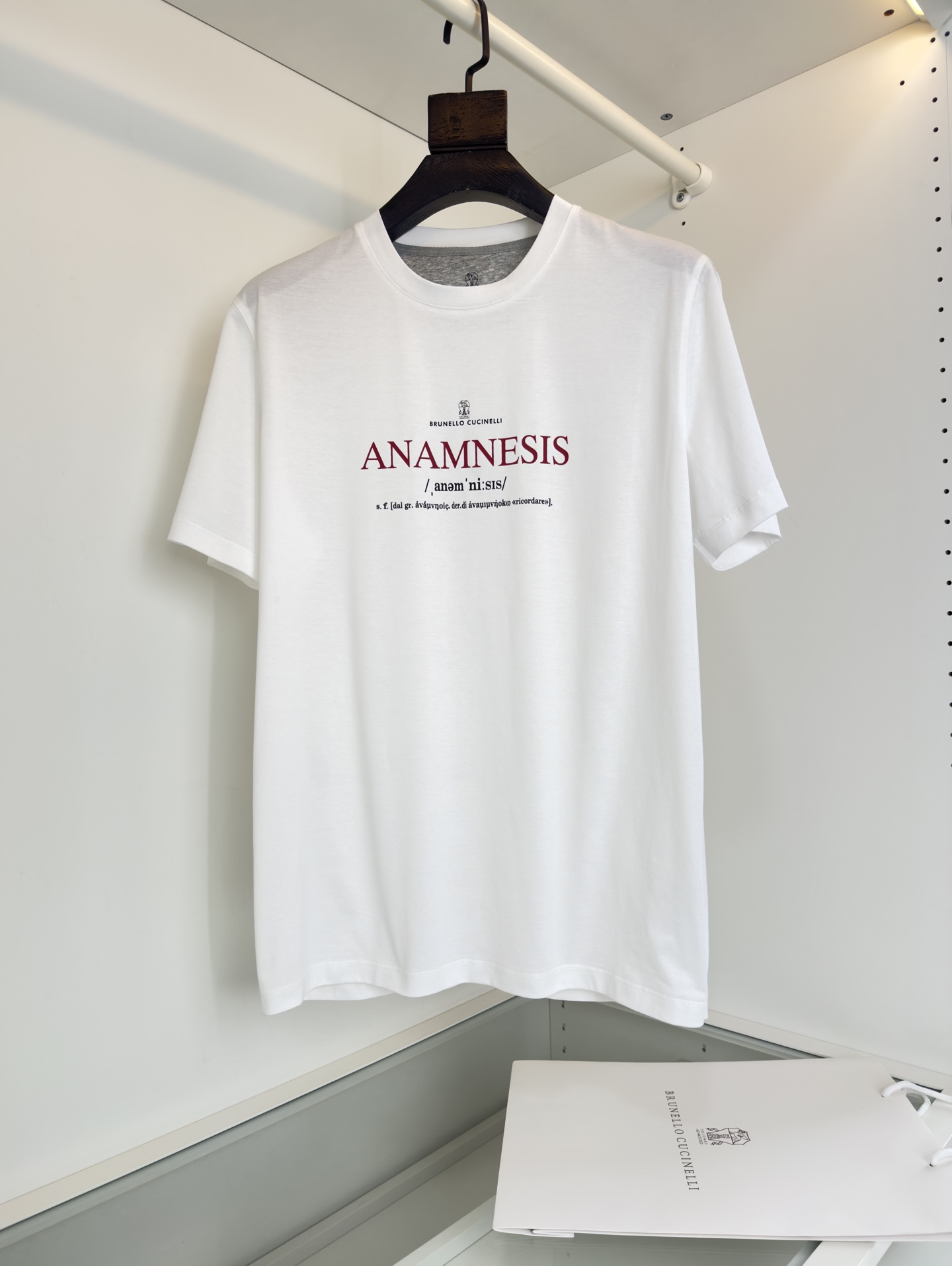 NO:700856,Bru**llo Cuci**lli 2026 spring and summer cabinet is on sale. Classic every year. Logo letter printed mercerized cotton round neck T-shirt. Anamnesis' theme printing design, which highlights the deep meaning of thinking and cognition in contrast. Fitted tailoring. The fabric is made of mercerized cotton. The surface has a warm luster. The upper body is comfortable, skin-friendly, breathable, and has a good stiff shape. Full product order color. Black, white, dark blue, gray.  Size M-3XL, try on 172-148, wear L slim fit, women's clothing, tees, t-shirt,19860909Bru**llo Cuci**lli 2026春夏 柜在售 年年经典 标志字母印花款丝光棉圆领T恤衫 Anamnesis”主题印花设计,于对比中彰显思考与认知的深层意蕴, 合体的剪裁 面料采用丝光棉的材质 表面有着温润的光泽感 上身 舒适 亲肤 透气 又有很好的挺括型 全品相订单 颜色 黑色 白色 深蓝 灰色 码数M-3XL 试穿172-148穿L修身感,女装,tees，t-shirt,,Women's clothing