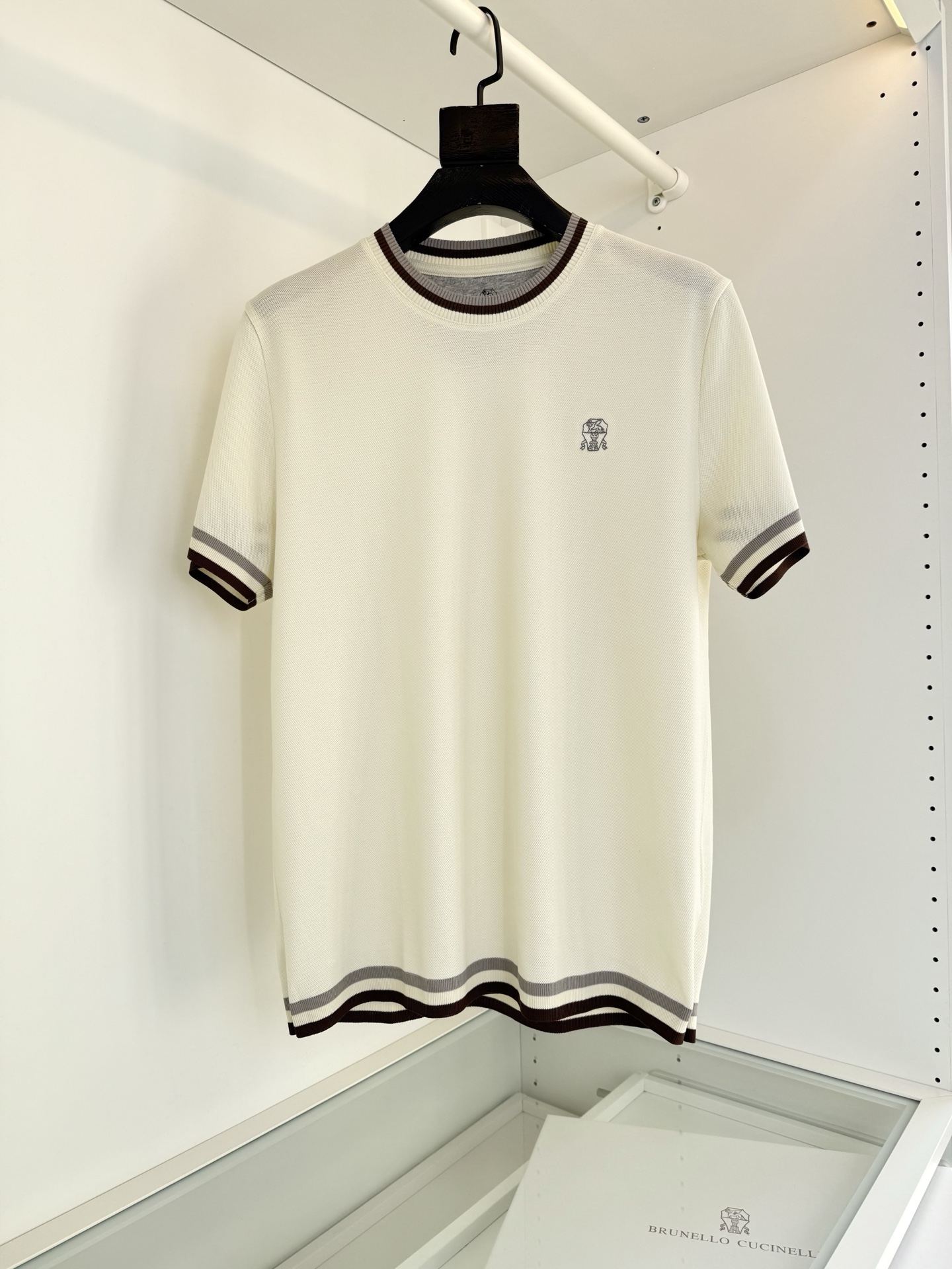 NO:700869,Bru**llo Cuci**lli Quality control recommendation for old money and new money (long-staple cotton pique stitching) knitted short-sleeved T-shirt is a classic style every year. This design is decorated with yarn-dyed stripes on the collar and cuffs to make the upper body feel more layered. Italian-style chest logo embroidery and fitted tailoring make the whole body stiff and stylish. The lower body has a slightly loose feeling, which greatly improves the comfort. Even if you have a little belly, it can wrap up well. This is also the charm of Italian tailoring.  Look at the fabric, pique texture, hem fabric, and weave it like a craft sweater!  Using circular knitting equipment, the overall weaving takes a long time, the process requirements are high, time-consuming and labor-intensive, and the advantages are high quality. The upper body is high-end and stylish, has good stretchability, is hygroscopic, breathable, and anti-wrinkle, and has very good functions. It is also unmatched by ordinary fabrics. The fabric composition is long-staple cotton blended fiber. This ratio makes the whole body more stiff and wear-resistant. It is not easy to wrinkle. The upper body feels skin-friendly and breathable. The liquid ammonia process on the inside makes the upper body as smooth as silk.  Comfortable skin feel, high quality requirements. Recommended color: dark blue, off-white, size M-3XL, try on size 172-148, size L is suitable, women's clothing, sweaters, T-shirt, tees, t-shirt, real silk,19860909Bru**llo Cuci**lli 老钱新贵们 品质控推荐（长绒棉珠地纹起脚料）针织短袖T恤衫 年年经典款式 这款设计采用领口 袖口色织条纹点缀 让上身感更显层次感 意式的版型胸口标志刺绣 合体剪裁 让整体挺括有型 下身处 略微的宽松感 大大提升的舒适性 就算有点肚子 也能很好的包裹感 ,这也是意式剪裁的魅力 看面料 珠地纹理 起脚面料 工艺类式毛衣一样织造！采用大圆机设备 整体织造时间久,工艺要求高,耗时耗力,优点品质感高 上身高档而有型 伸缩性好 吸湿 透气 防皱都有很好功能性 也是一般面料无法媲美 面料成分长绒棉混纺纤维 这样配比让整体更具挺括性与耐磨性 不易起皱 上身感 亲肤透气 内里的液氨工艺处理 上身如真丝般的爽滑 舒适肤感,对品质有极高要求推荐颜色 深蓝色 米白色 码数M-3XL 试穿172-148穿L码合适,女装,sweaters,T-shirt,tees，t-shirt,real silk,,Women's clothing