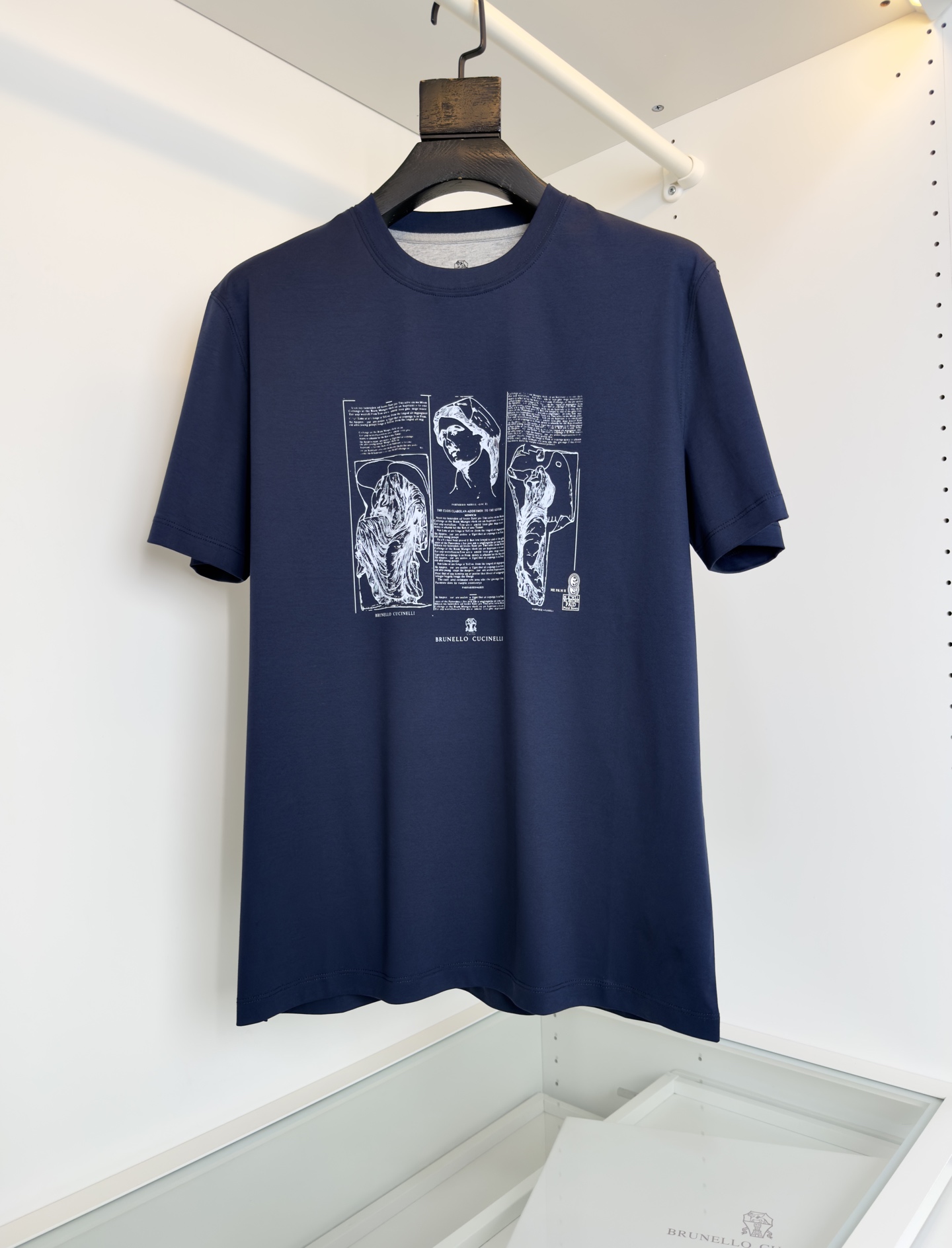 NO:700874,Bru**llo Cuci**lli 2026 Spring and Summer Printed mercerized cotton round-neck T-shirts are on sale at the counter. The graphic is inspired by the artistic inspiration design of the Parthenon statue and the beauty of ancient Greek art. Fitted tailoring. The fabric is made of mercerized cotton. The surface has a warm luster. The upper body is comfortable, skin-friendly, breathable, and has a good stiff style. Full product order color black white dark blue size M-3XL  Try on 172-148 to wear L slim fit, women's clothing, tees, t-shirt,19860909Bru**llo Cuci**lli 2026春夏 柜在售印花款丝光棉圆领T恤衫 图形源自帕台农神庙雕像与古希腊艺术之美的艺术灵感设计, 合体的剪裁 面料采用丝光棉的材质 表面有着温润的光泽感 上身 舒适 亲肤 透气 又有很好的挺括型 全品相订单 颜色 黑色 白色 深蓝码数M-3XL 试穿172-148穿L修身感,女装,tees，t-shirt,,Women's clothing