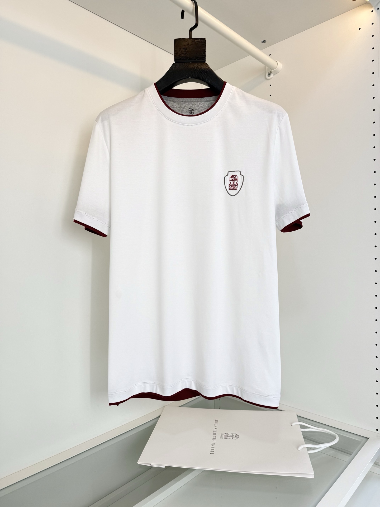 NO:700880,Bru**llo Cuci**lli Recommended by old money and new money, the latest 2026 spring and summer travel series!  A good match for both leisure and sports. Logo embroidered round neck short-sleeved T-shirt. Travel series. This year's design adopts edge contrasting color design. It is very bright. Patentine equipment embroidery makes the whole body exquisite and detailed. The overall upper body is refreshing, clean and textured. Fitted tailoring. Back turtle details and cuff stitching lines make the overall upper body feel more crisp and stylish. The fabric is made of mercerized cotton and the surface has a warm luster. The upper body is comfortable, skin-friendly and breathable.  It also has good stiffness, hardware and accessories, full product, order, color, black, white, size M-3XL, try on 172-148, suitable for L, women's clothing, T-shirt, tees, t-shirt,19860909Bru**llo Cuci**lli 老钱新贵们推荐 2026春夏最新 旅行系列 ！休闲运动都能很好搭配的一款 标志刺绣圆领短袖T恤衫 旅行系列 今年的设计采用边际撞色的设计 很有亮点,百达灵设备刺绣让整体精致而有细节感 整体上身清爽干净而显质感 合体的剪裁 背部龟背细节 袖口缝合线条 让整体上身感更加挺括有型 面料采用丝光棉的材质 表面有着温润的光泽感 上身 舒适 亲肤 透气 又有很好的挺括型 五金辅料 全品相订单 颜色 黑色 白色码数M-3XL 试穿172-148穿L合适,女装,T-shirt,tees，t-shirt,,Women's clothing