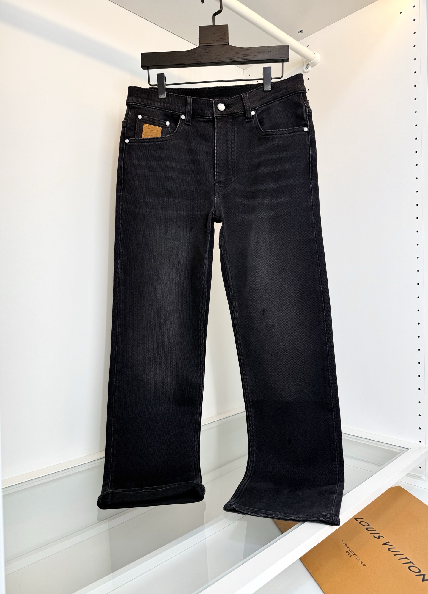 NO:700855,Louis*den L*V 2025 spring new style (small straight version) classic and versatile men's five-pocket jeans. Back pocket logo embroidery embellishes the hardware buttons with the must-have versatile logo for the wardrobe. YKK zipper. Smooth to pull, natural and environmentally friendly washed black gray. Retro fashion. The version is a small straight version, and the fabric is made of new denim. The thickness of the four-season style is comfortable, breathable and has a good sense of stiffness. Color black gray  Size 30-38 (35 available) try on 172-148 waist 2 feet 5, 32 is suitable, Louis Vuitton-clothing, louis vuitton, jeans,19860909路易*登L*V2025春季新款（小直筒版型）经典百搭 男士牛仔裤五袋款 后口袋标志刺绣点缀衣橱必备百搭款标志的五金纽扣 YKK的拉链 拉合顺滑,天然环保的水洗黑灰 复古时尚 .版型属于微小直筒版型,面料采用新型的牛仔料 四季款的厚度 舒适 透气 又有很好的挺括感 颜色 黑灰 码数30-38（有35）试穿172-148腰围2尺5 穿32合适,路易威登-服装,louis vuitton,jeans,,Women's clothing