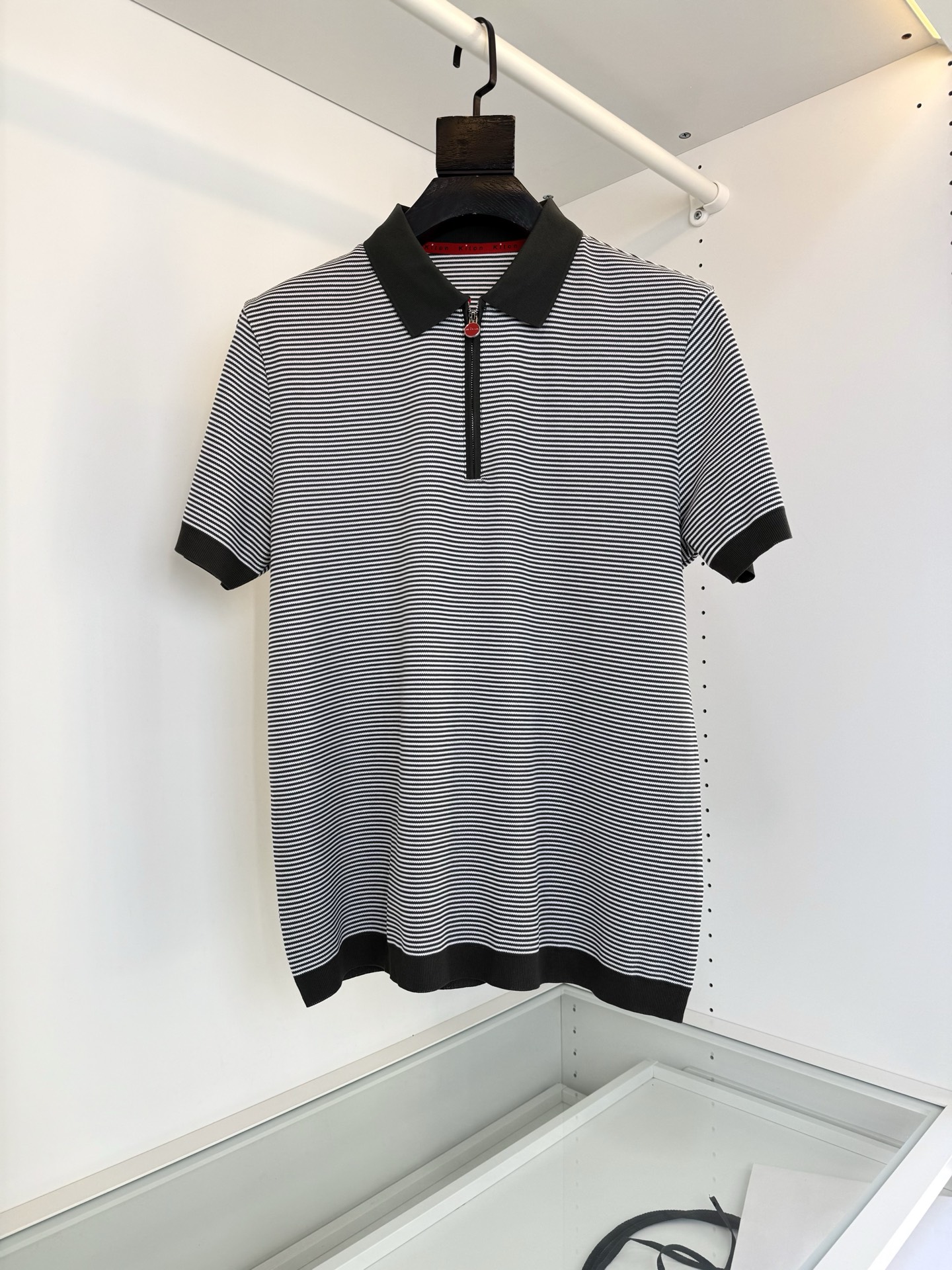 NO:701080,Kiton is recommended by old-money and upstarts. His design may seem simple, but it can be said that the details and fabric craftsmanship are perfected. This is why it is highly recommended. Quality control recommends!  Mulberry silk blended long-staple cotton striped round-neck short-sleeved T-shirt is age-reducing. The stylish striped design has always been one of the favorite elements of major designers. This business casual classic style can be used for daily commuting and leisure. The fitted version is tall and stylish while highlighting the quality. The texture can be detected by looking at the fabric. The national standard long-staple cotton blended 13.8 mulberry silk blended material is produced in domestic first-line foreign trade factories and uses imported weft knitting machine knitting technology. Time-consuming and labor-intensive  Of course, the finished product presents a natural texture, making the surface of the fabric pique texture smooth and stylish, highlighting the quality. The fabric is treated with liquid ammonia and combined with mulberry silk blend. It is skin-friendly and breathable. The upper body is as smooth as silk. Comfortable on the skin. Highly recommended for high quality requirements. Color: dark blue, linen gray, green. Size: M-319860909Kiton 老钱新贵们推荐 他家的设计 看似简单,可谓把细节面料工艺做到极致 这也是备受推崇的原因 品质控推荐！桑蚕丝混纺长绒棉条纹圆领短袖T恤 减龄 时尚的条纹设计 一直都是各大设计师 喜欢元素之一 这款商务休闲经典款式 平时通勤 休闲 都能很好搭配 合体的版型上身挺拔有型的同时 凸显品质 质感看面料 可检测 国标长绒棉混纺13.8桑蚕丝混纺材质 国内一线外贸工厂制作 采用进口纬编机针织工艺 耗时耗力 当然成品呈现自然的肌理感 让面料表面珠地纹理质感 平整有型 凸显品质质感 面料做了液氨的处理 又结合桑蚕丝混纺 亲肤透气 上身如真丝般的爽滑 舒适肤感,对品质有极高要求强烈推荐 颜色 深蓝色 亚麻灰 绿色 码数M-3XL 试穿172-148穿L合适,男装,T-shirt,tees，t-shirt,real silk,,Women's clothing