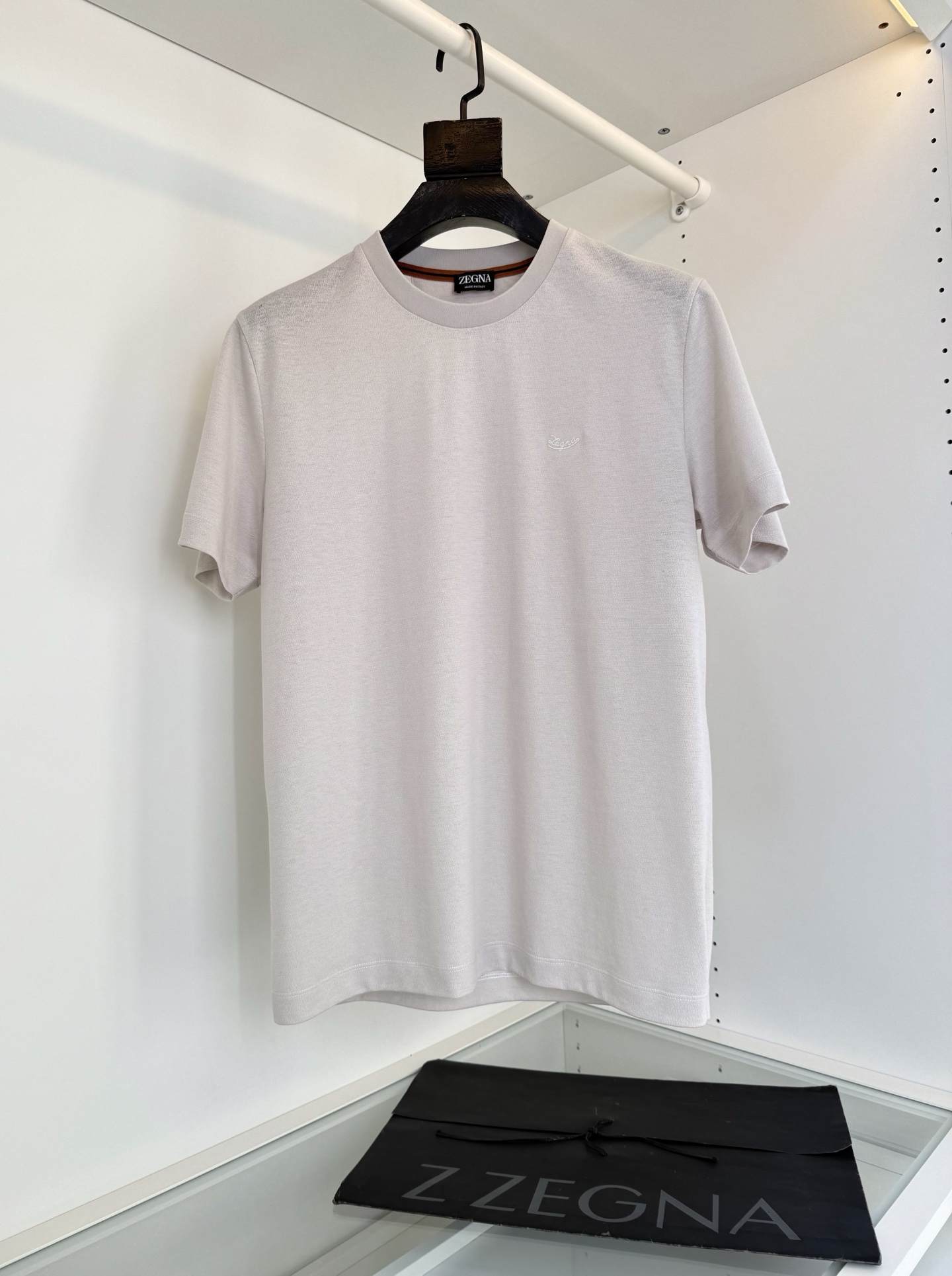 NO:701082,ZE*NA 2026 spring and summer cotton and linen blended jacquard pattern classic round neck short-sleeved T-shirt is a classic every year. The basic T-shirt can be worn alone or as a match. The simpler, the more difficult it is to make. It has high requirements on details, version, fabric, stiffness and washability. The chest logo embroidery is embellished with classic webbing strips inside the collar. It is tailored in an Italian style. The chest is slightly fitted and the lower body is slightly loose. It is friendly to the body shape and tolerant.  You can feel it on the upper body. It's a great brand. The neckline fits the neck slightly. It's just right. It's fashionable and crisp. It's not baggy. The jacquard linen and cotton jacquard material provided by customers has a jacquard texture on the surface and has a natural sense of relaxation. The upper body is comfortable and skin-friendly. The fabric density is high. It's stiff and not soft. All products are ready for order. Fabric control recommendation. Color dark gray light gray rosewood color code size M-3XL  Try on 172-148, suitable for L, men's clothing, T-shirt, tees, t-shirt,19860909ZE*NA杰*亚 2026春夏 棉麻混纺提花纹经典款圆领短袖T恤 年年经典 基础款T恤 可单穿 也可作为搭配 越简单越难做 对细节 版型 面料 挺括感与 耐洗性 都有很高要求 胸口标志刺绣的点缀领口内里经典织带包条点缀 意式得剪裁 胸口略微合体 下身略微宽松 对身型很友好 包容性好 上身就能体会 很大牌 领口微微贴合颈部 恰到好处 时尚挺括 不松垮 客供订织的提花麻棉提花材质 表面有着提花纹理 有着自然的松弛感 上身舒适与亲肤 面料密度高 挺括不软榻 全品相订单 面料控推荐 颜色深灰色 浅灰色 紫檀色 码数M-3XL 试穿172-148穿L合适,男装,T-shirt,tees，t-shirt,,Women's clothing