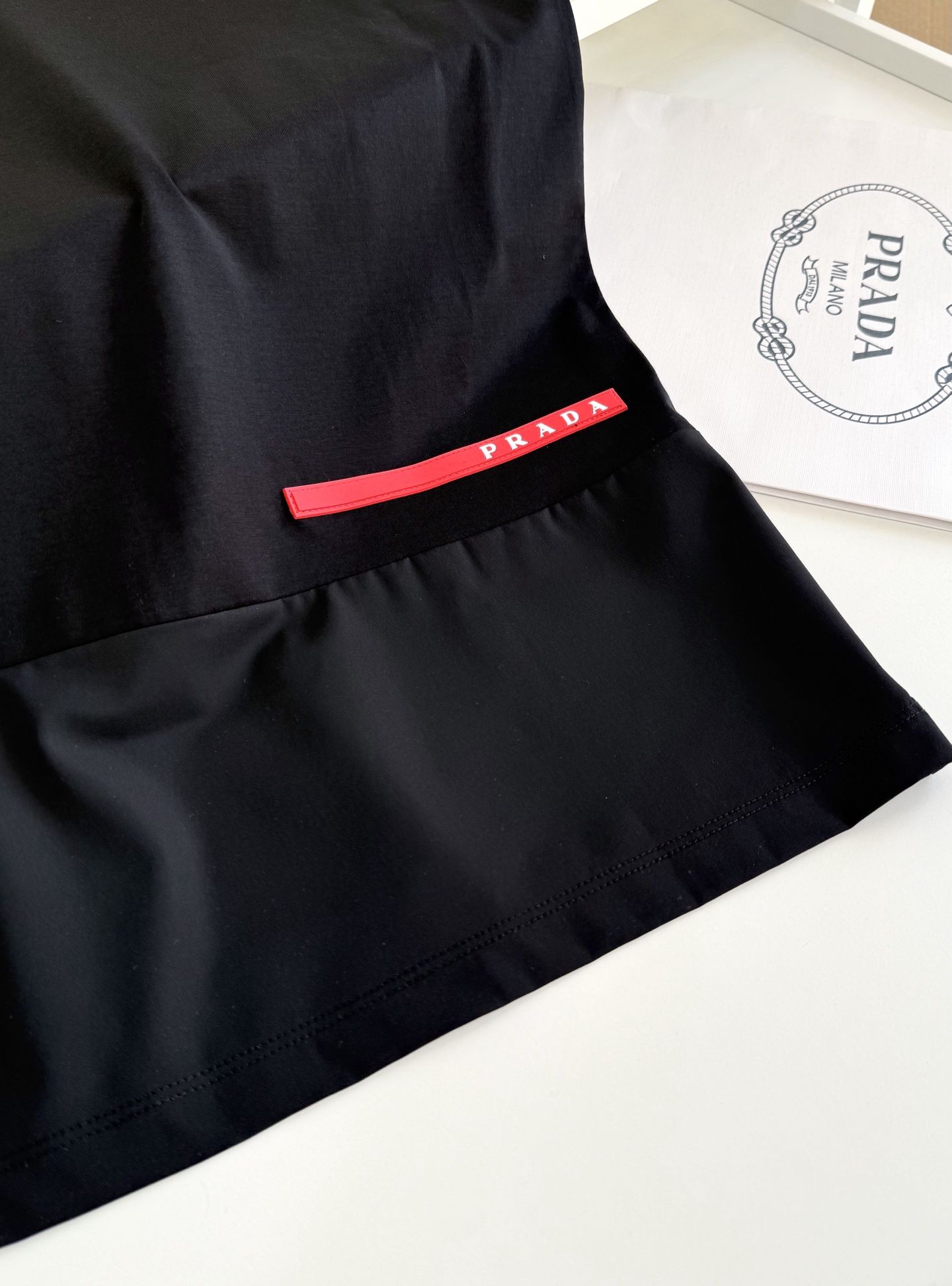 PR*DA普*达 2026春夏 年年经典 尼龙拼接设计丝光棉圆领T恤衫，尼龙拼接的设计 胸口拉链口袋结合