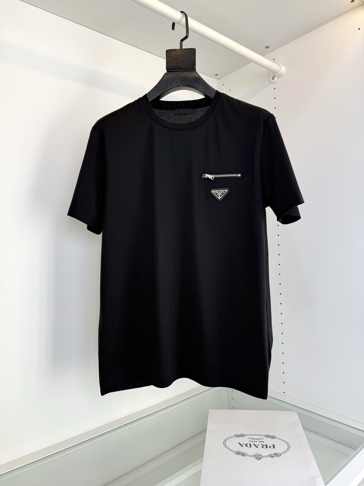 PR*DA普*达 2026春夏 年年经典 尼龙拼接设计丝光棉圆领T恤衫，尼龙拼接的设计 胸口拉链口袋结合
