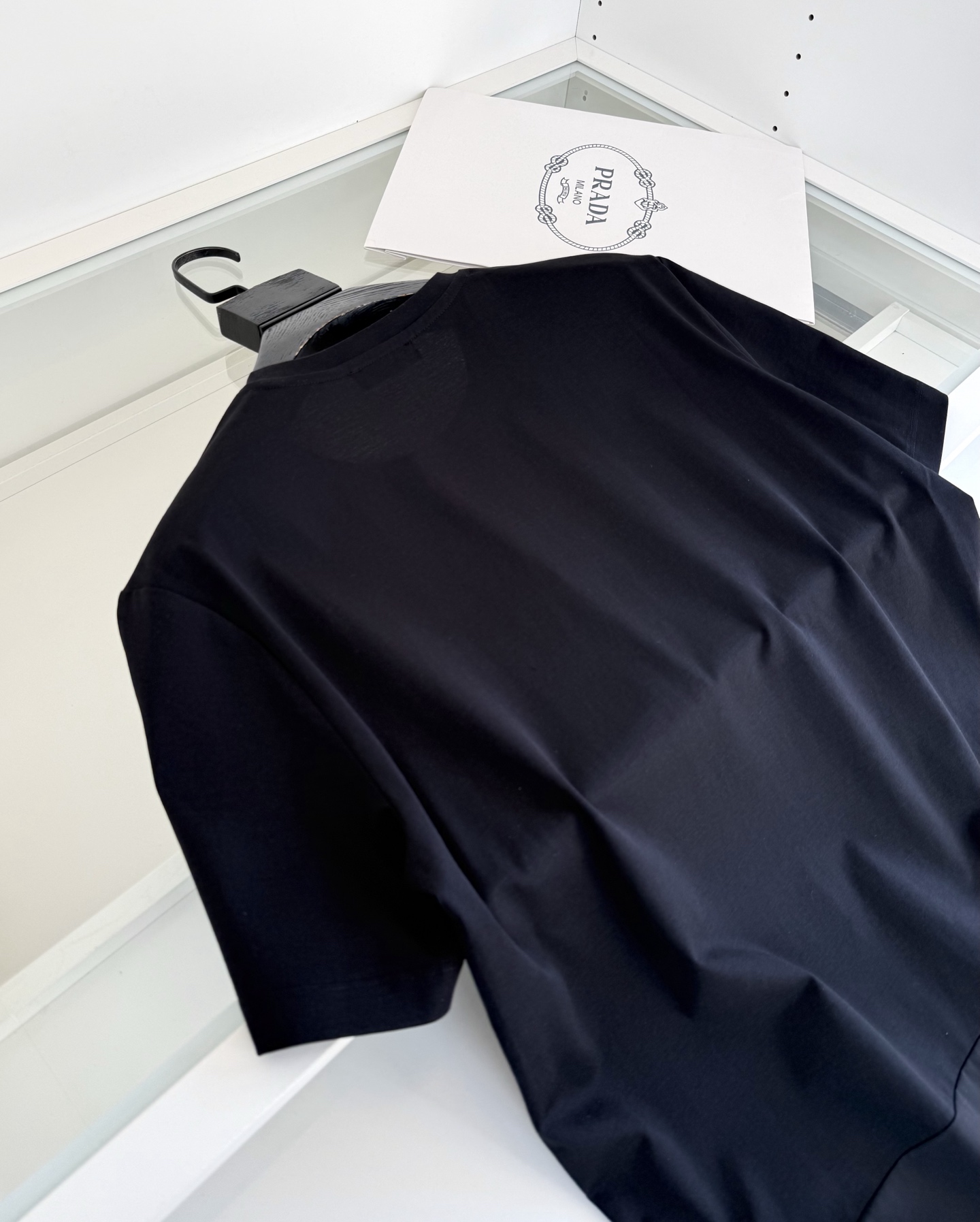 PR*DA普*达 2026春夏 年年经典 尼龙拼接设计丝光棉圆领T恤衫，尼龙拼接的设计 胸口拉链口袋结合