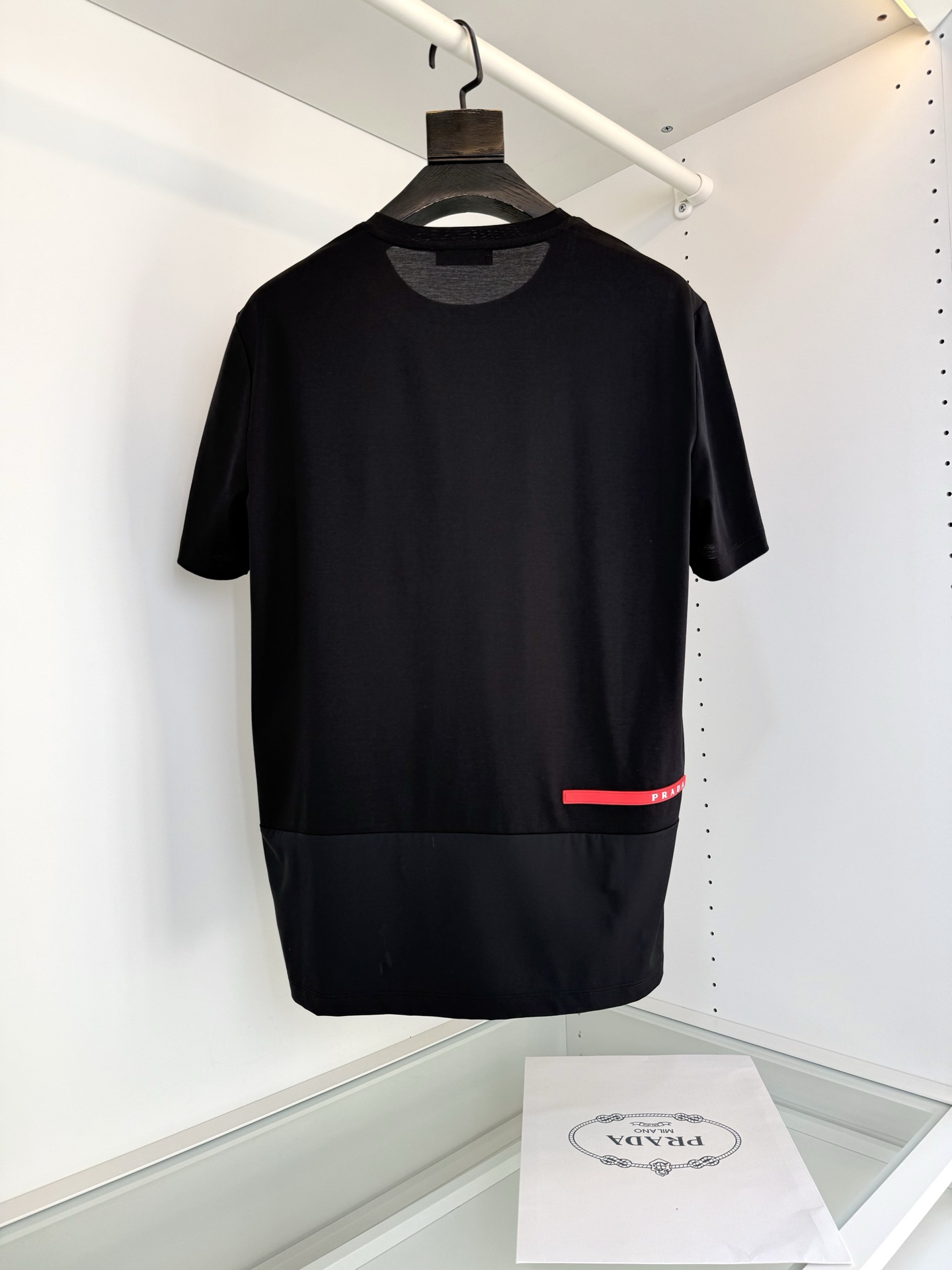 PR*DA普*达 2026春夏 年年经典 尼龙拼接设计丝光棉圆领T恤衫，尼龙拼接的设计 胸口拉链口袋结合