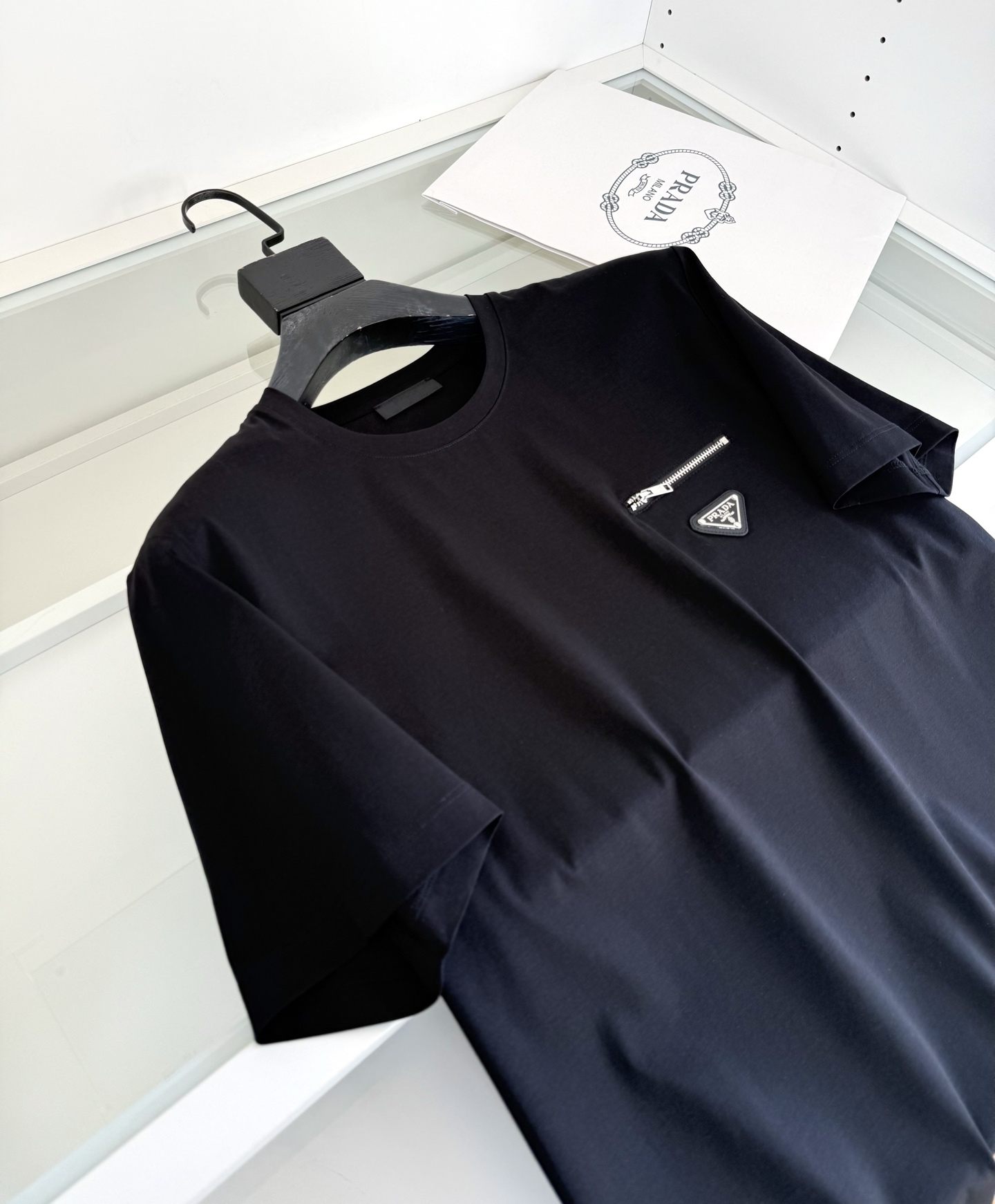PR*DA普*达 2026春夏 年年经典 尼龙拼接设计丝光棉圆领T恤衫，尼龙拼接的设计 胸口拉链口袋结合