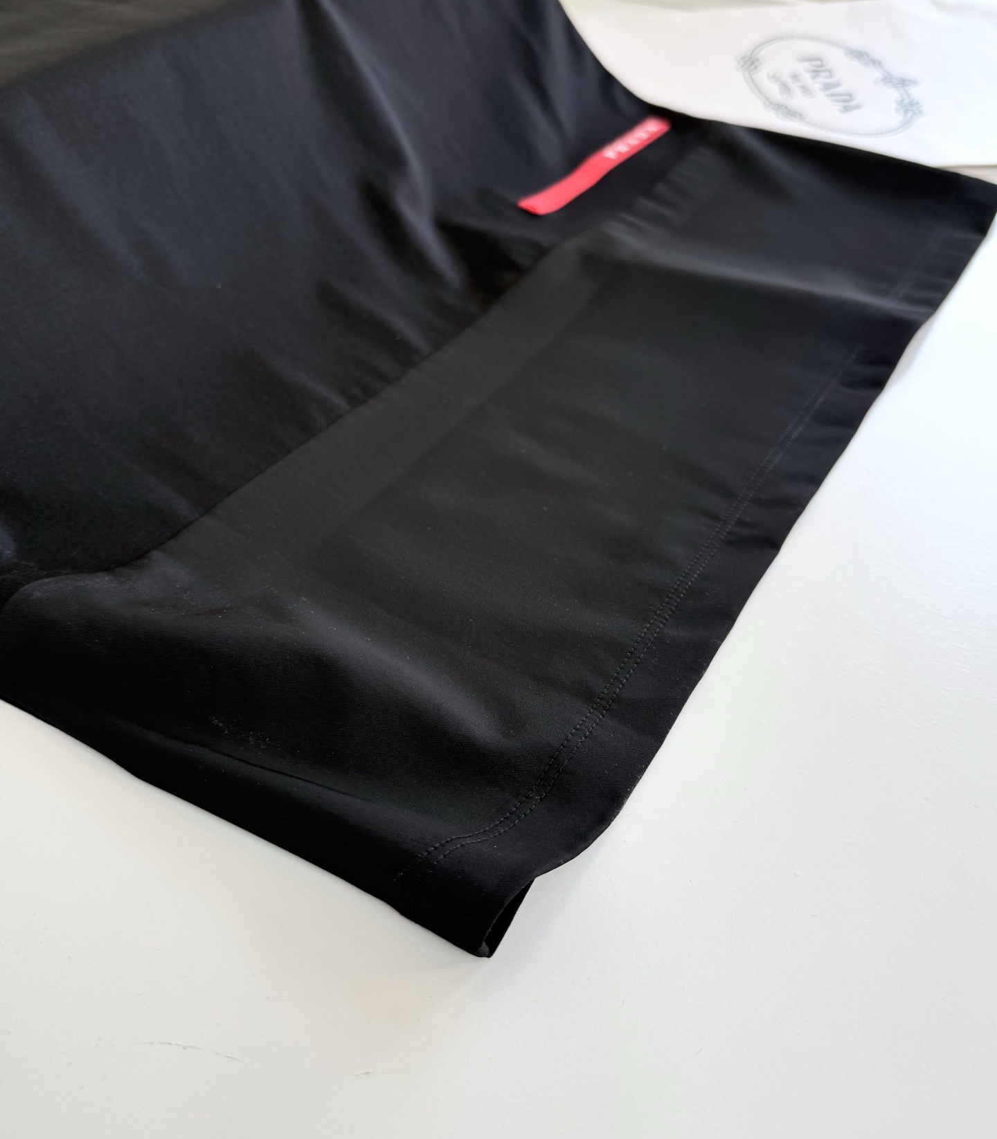 PR*DA普*达 2026春夏 年年经典 尼龙拼接设计丝光棉圆领T恤衫，尼龙拼接的设计 胸口拉链口袋结合