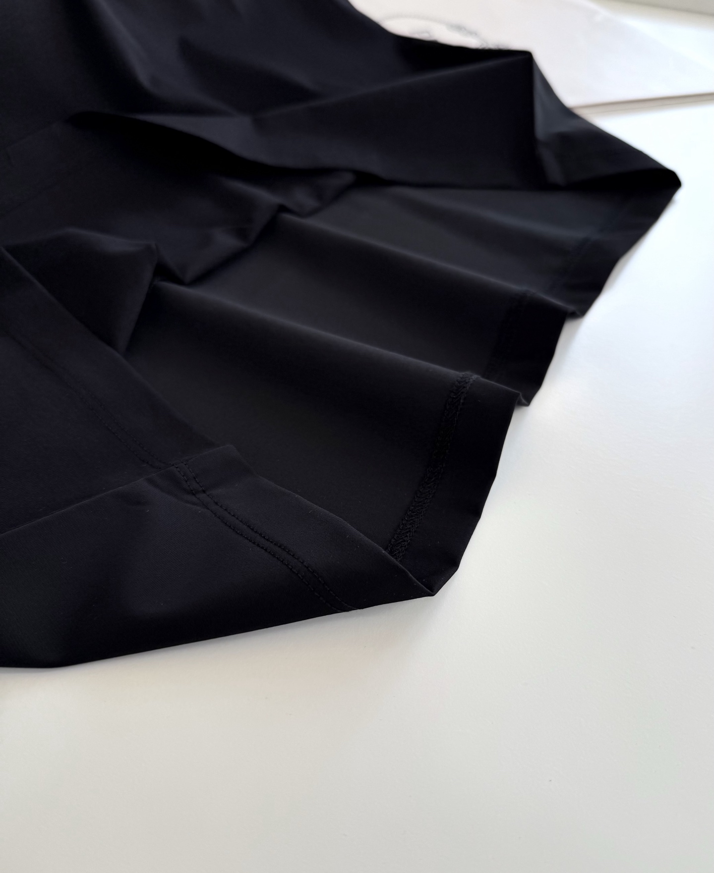 PR*DA普*达 2026春夏 年年经典 尼龙拼接设计丝光棉圆领T恤衫，尼龙拼接的设计 胸口拉链口袋结合