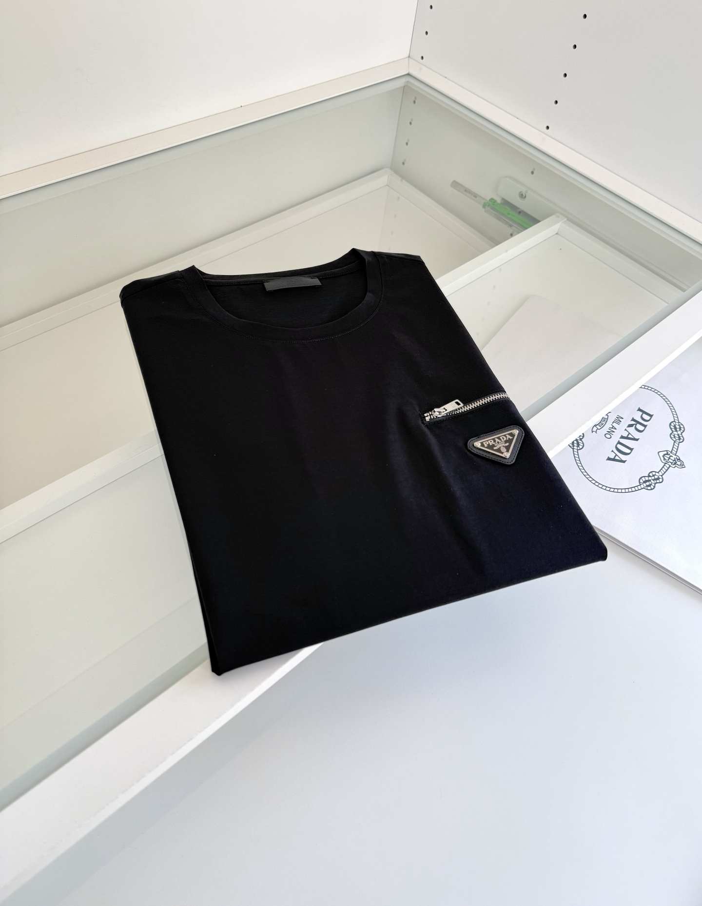 PR*DA普*达 2026春夏 年年经典 尼龙拼接设计丝光棉圆领T恤衫，尼龙拼接的设计 胸口拉链口袋结合