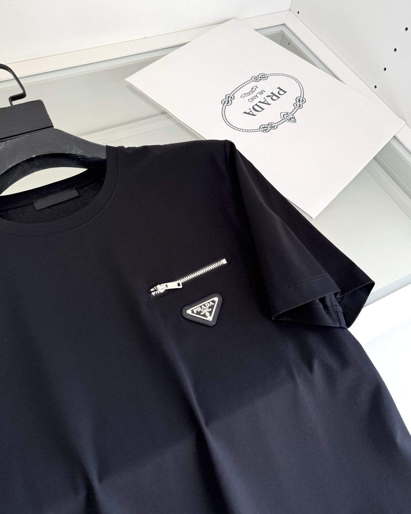 PR*DA普*达 2026春夏 年年经典 尼龙拼接设计丝光棉圆领T恤衫，尼龙拼接的设计 胸口拉链口袋结合