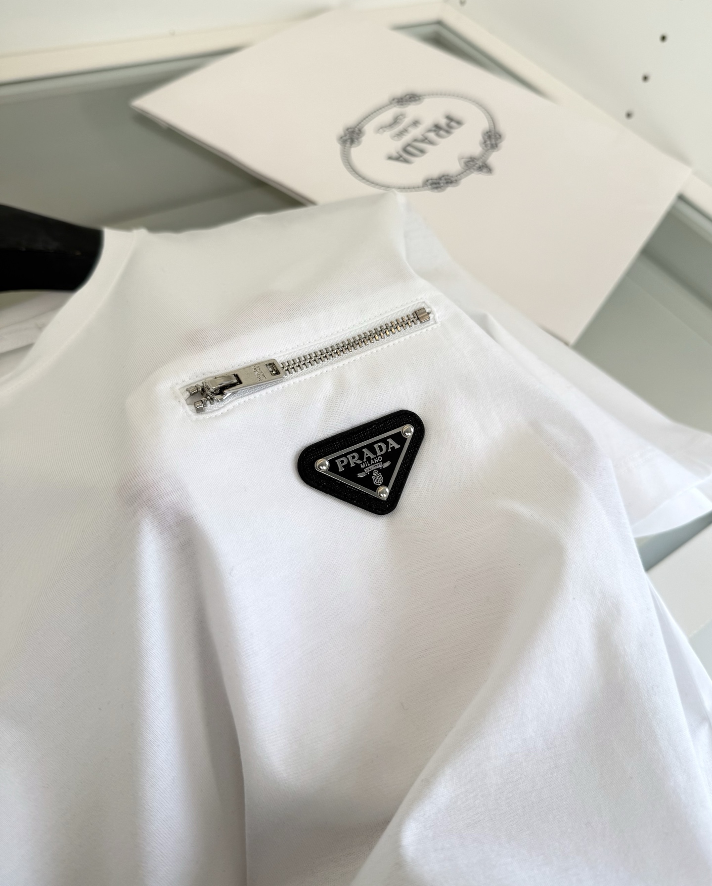 PR*DA普*达 2026春夏 年年经典 尼龙拼接设计丝光棉圆领T恤衫，尼龙拼接的设计 胸口拉链口袋结合