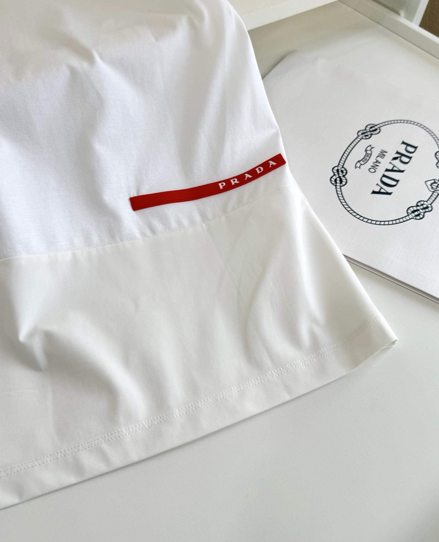 PR*DA普*达 2026春夏 年年经典 尼龙拼接设计丝光棉圆领T恤衫，尼龙拼接的设计 胸口拉链口袋结合