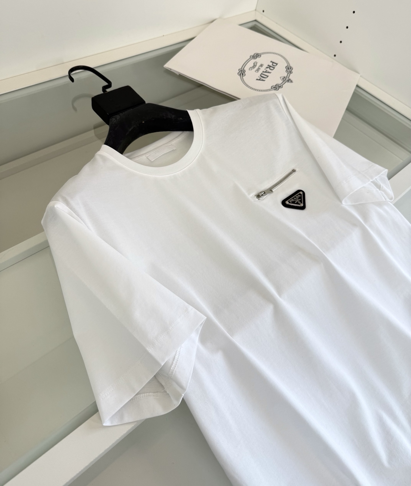 PR*DA普*达 2026春夏 年年经典 尼龙拼接设计丝光棉圆领T恤衫，尼龙拼接的设计 胸口拉链口袋结合