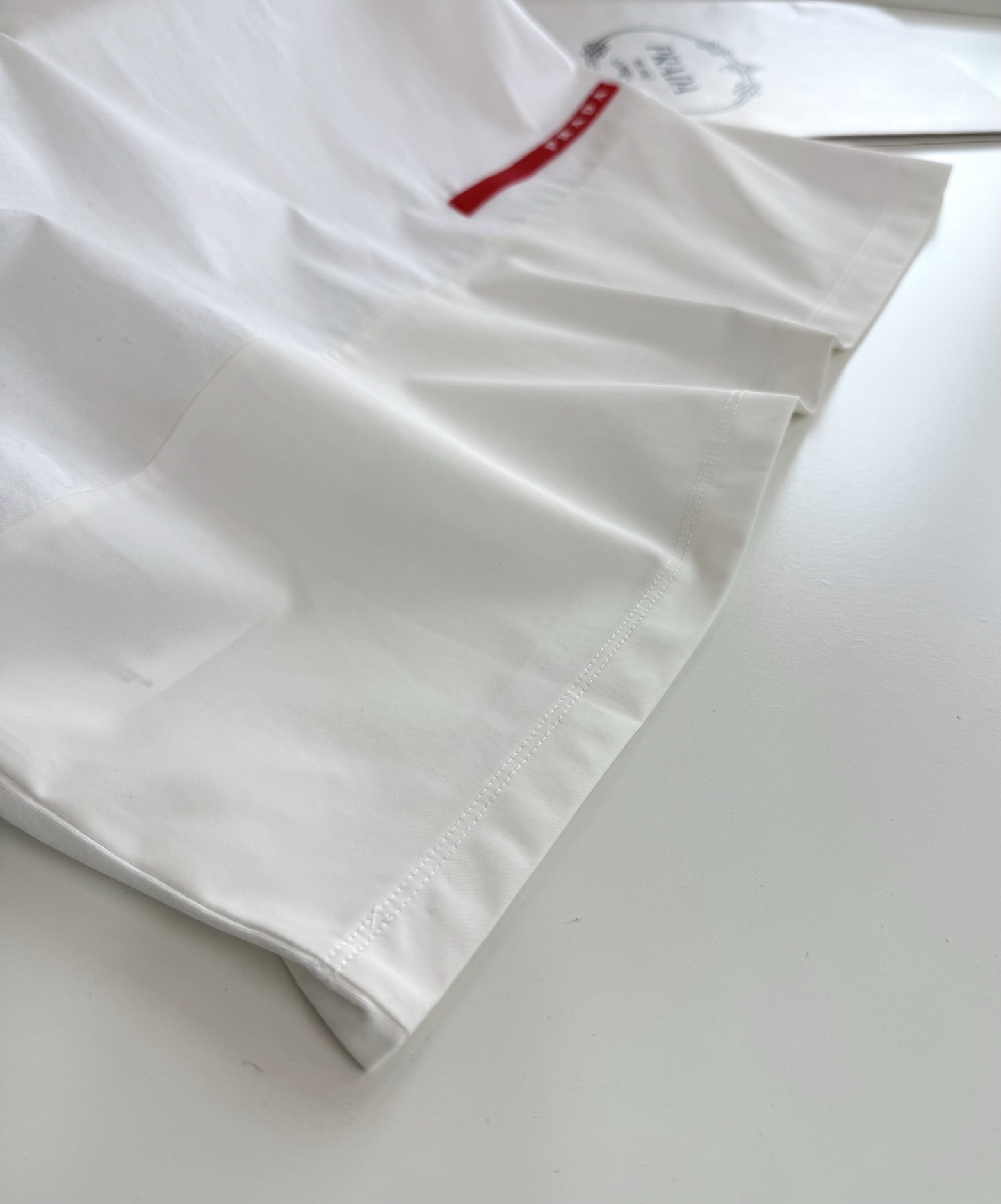 PR*DA普*达 2026春夏 年年经典 尼龙拼接设计丝光棉圆领T恤衫，尼龙拼接的设计 胸口拉链口袋结合