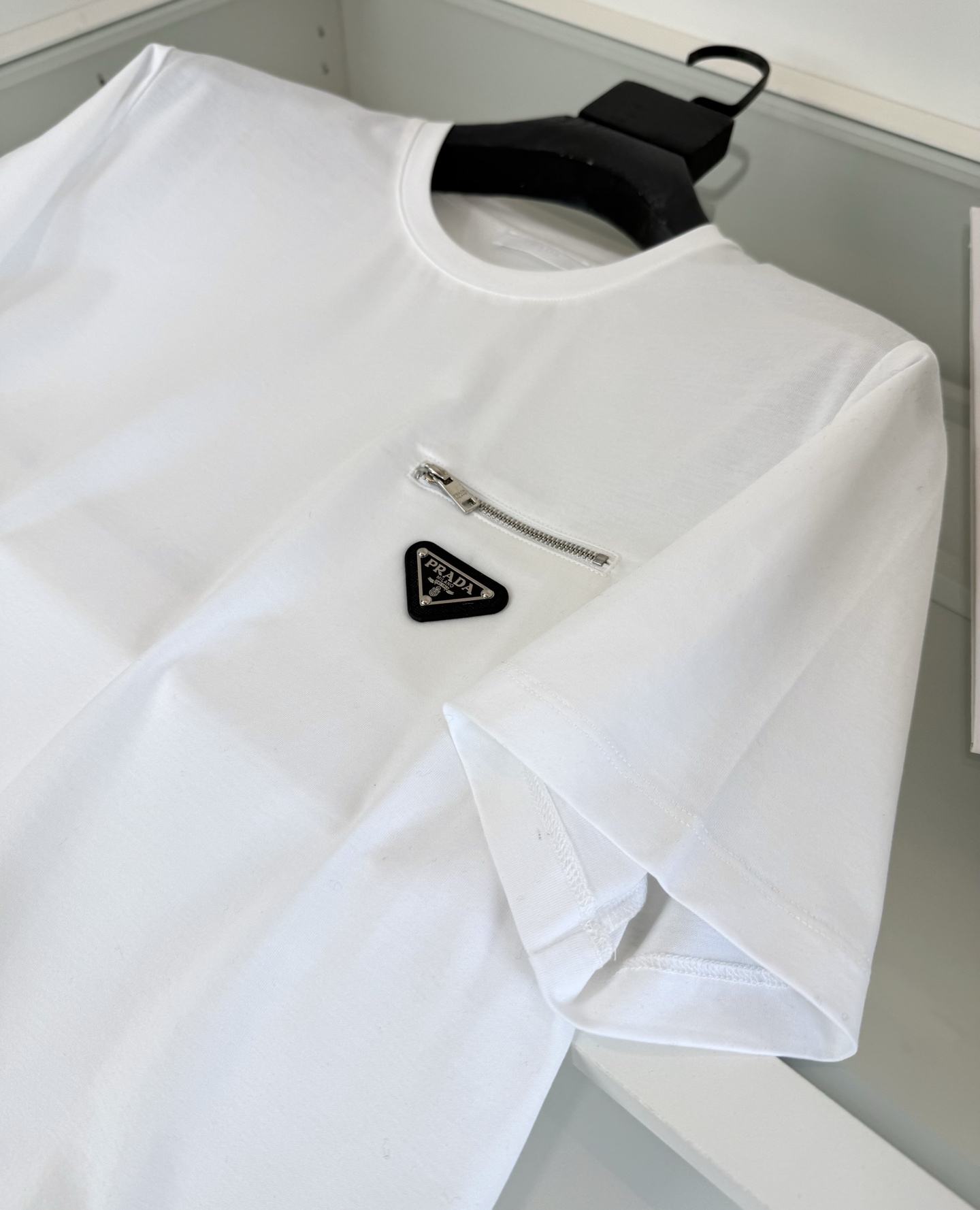 PR*DA普*达 2026春夏 年年经典 尼龙拼接设计丝光棉圆领T恤衫，尼龙拼接的设计 胸口拉链口袋结合