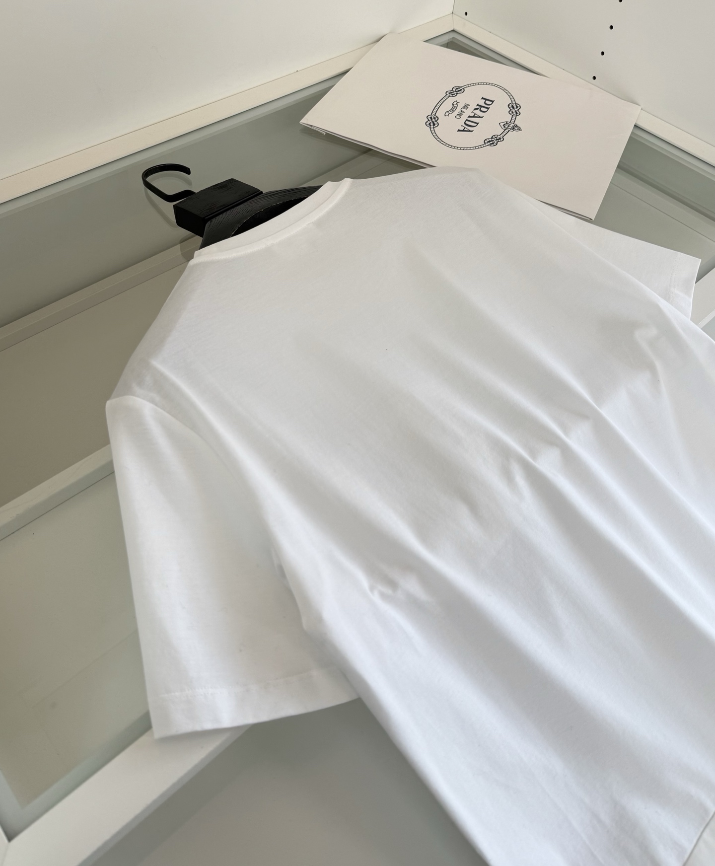 PR*DA普*达 2026春夏 年年经典 尼龙拼接设计丝光棉圆领T恤衫，尼龙拼接的设计 胸口拉链口袋结合