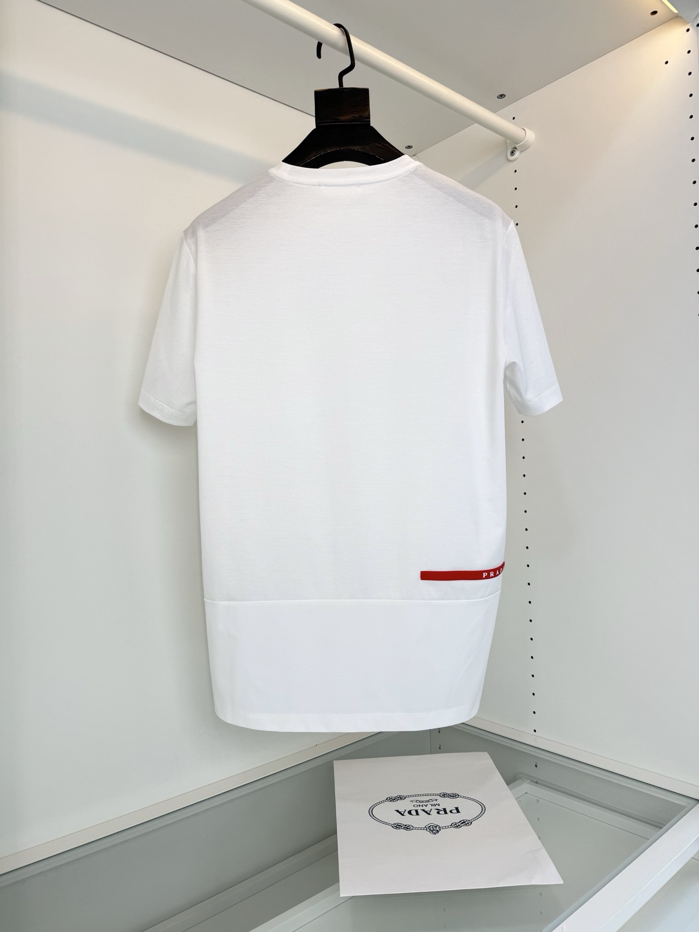 PR*DA普*达 2026春夏 年年经典 尼龙拼接设计丝光棉圆领T恤衫，尼龙拼接的设计 胸口拉链口袋结合