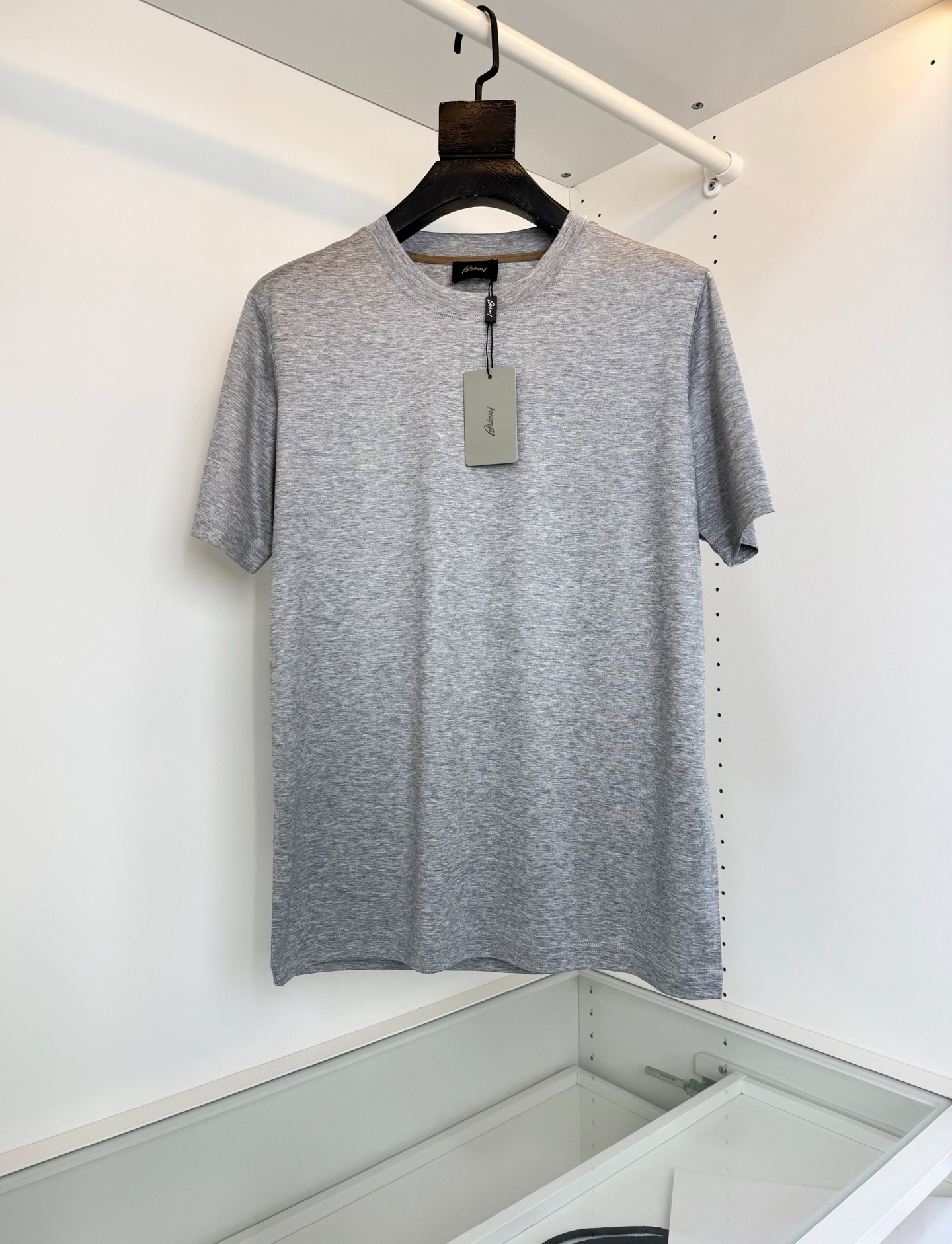 NO:701074,Brioni Brioni 2026 spring and summer cabinets are on sale!  Business commuting classic round neck short-sleeved T-shirt. It is also one of the preferred brands for many celebrities and dignitaries. It is famous for its fine workmanship and fabrics. This year's latest classic 100-style round neck T-shirt has a fitted cut and logo embroidery embellishment at the hem to highlight the details. The fabric is made of high-count and high-density mercerized cotton, combined with mulberry silk blend, giving the surface a warm luster. Upper body. Skin-friendly. Breathable. Comfortable and stylish. Full product order. Color: black, blue, gray.  Size M-2XL, try on 172-148, wear L size for loose feeling, men's clothing, T-shirt, tees, t-shirt,19860909Brioni 布里奥尼 2026春夏 柜在售！商务通勤 经典款 圆领短袖T恤衫 他家也是众多明星与政要的首选品牌之一 以精细的做工与面料闻名 这款今年最新的经典百款款圆领T恤衫 合体的剪裁 下摆处标志刺绣点缀 彰显细节 面料采用高支高密的丝光棉材质 结合桑蚕丝混纺 让表面有着温润的光泽感 上身 亲肤 透气 舒适有型 全品相订单 颜色 黑色 蓝色 灰色 码数M-2XL试穿172-148穿L码宽松感,男装,T-shirt,tees，t-shirt,,Women's clothing